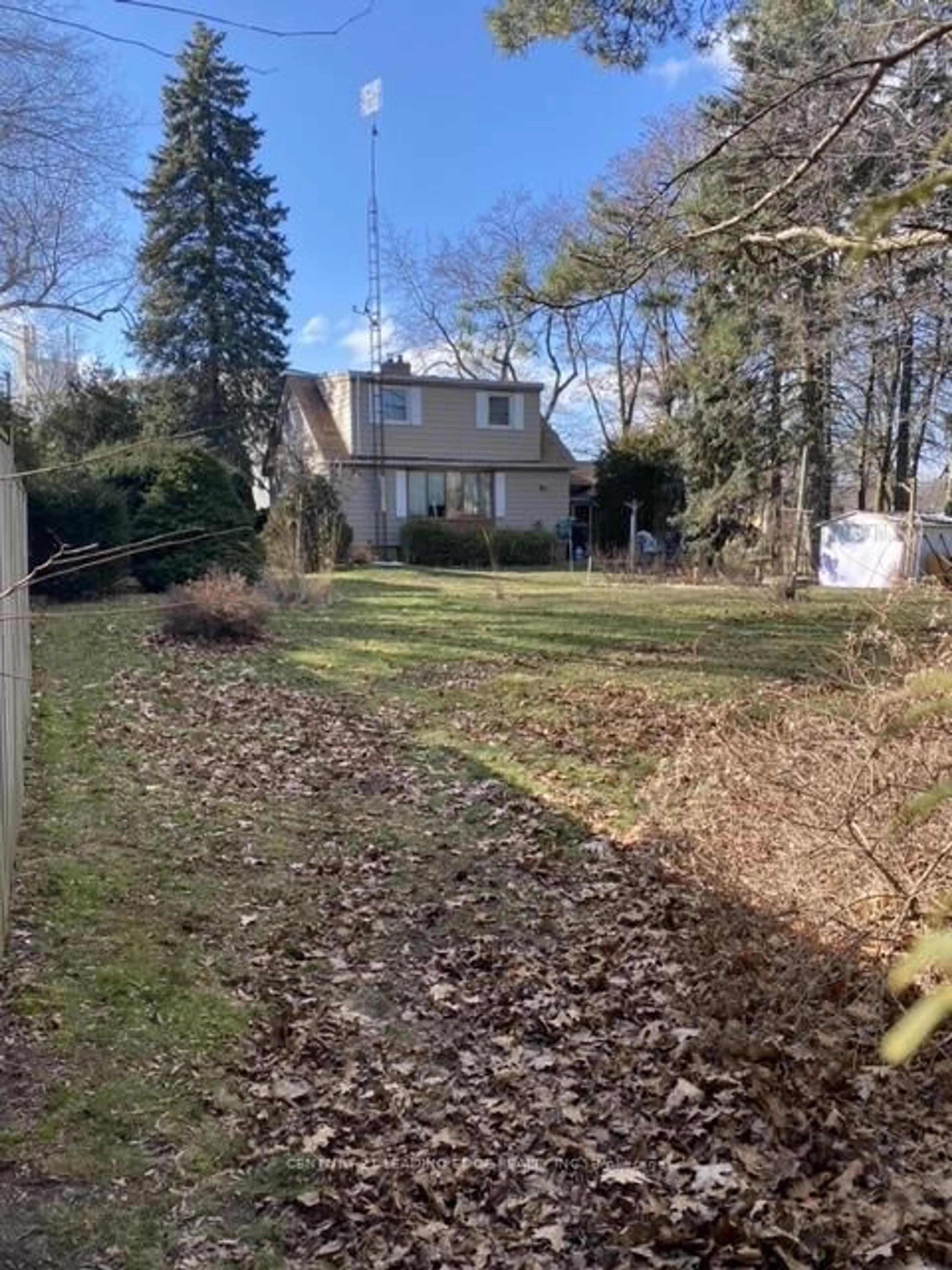A pic from outside/outdoor area/front of a property/back of a property/a pic from drone, street for 21 Faircroft Blvd, Toronto Ontario M1M 2W9