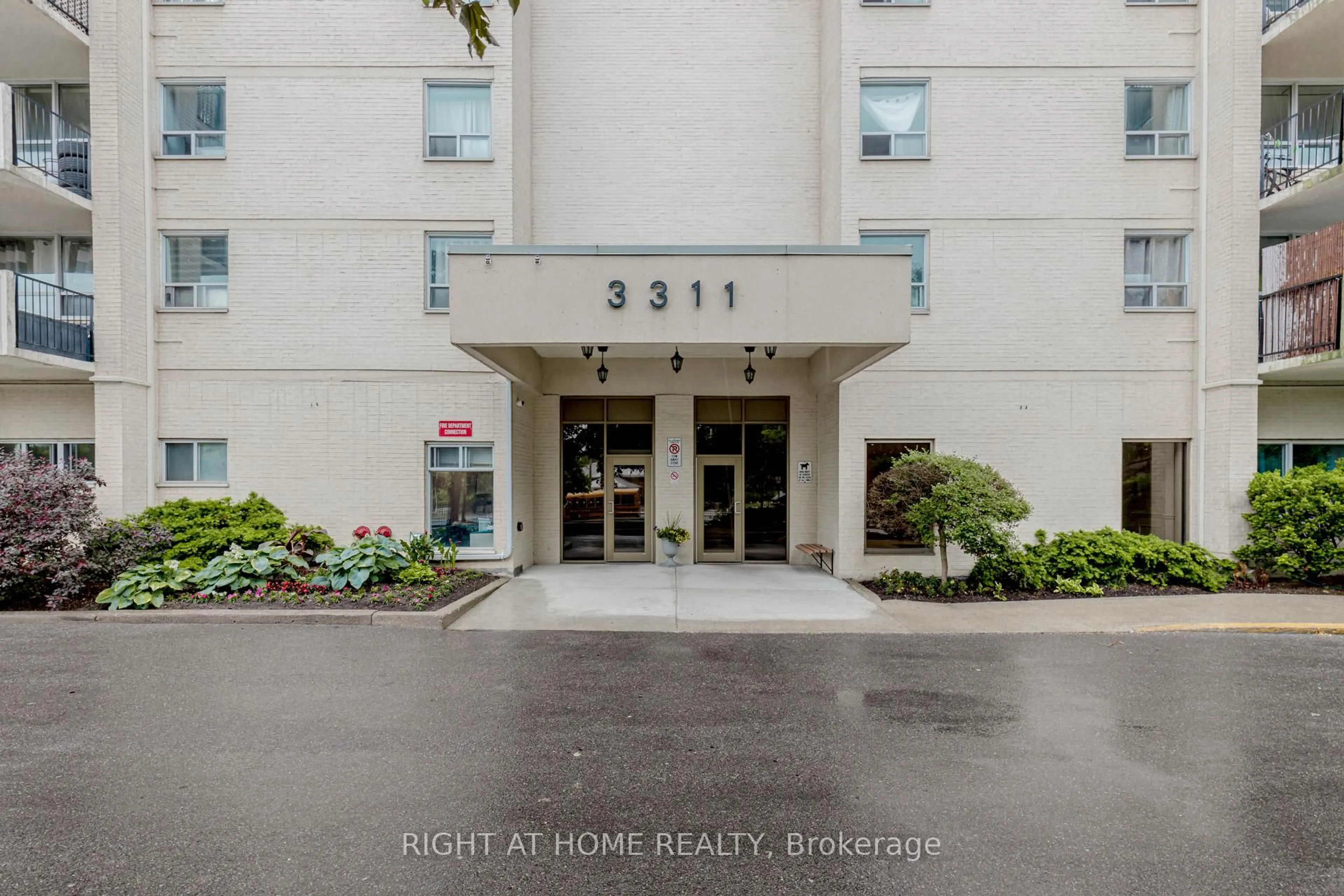 Indoor foyer for 3311 Kingston Rd #707, Toronto Ontario M1M 1R1