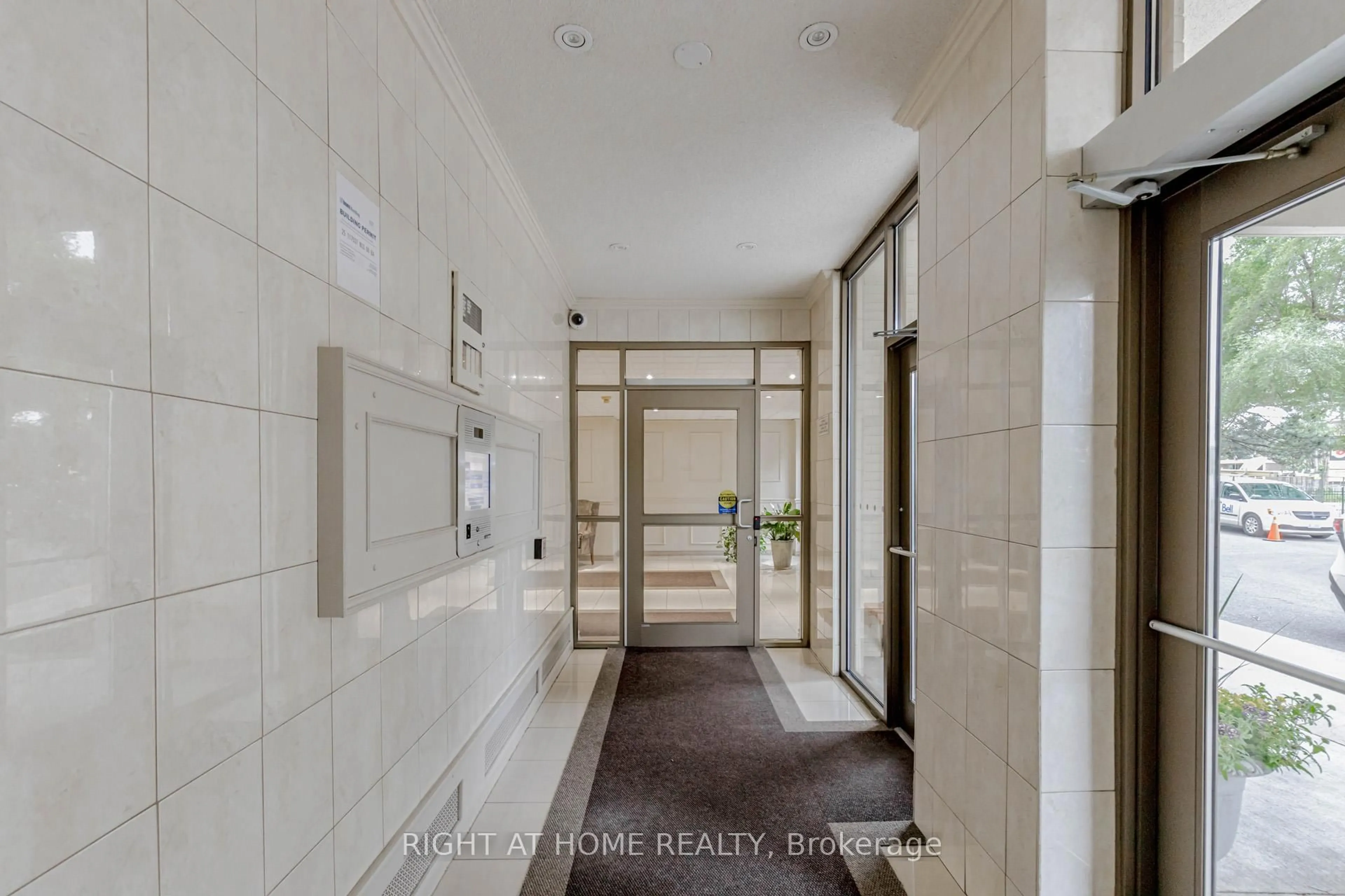 Indoor entryway for 3311 Kingston Rd #707, Toronto Ontario M1M 1R1