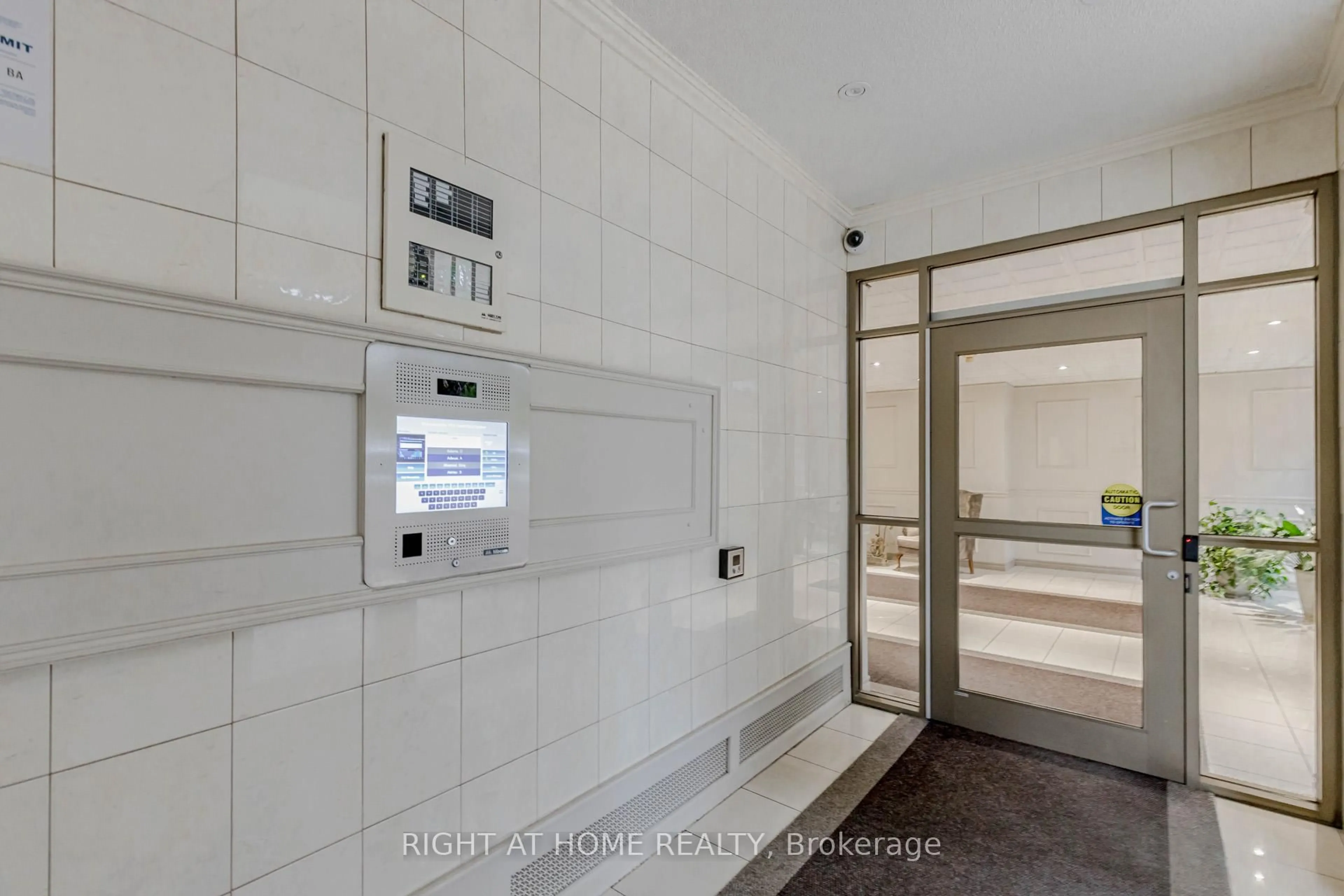 Indoor foyer for 3311 Kingston Rd #707, Toronto Ontario M1M 1R1
