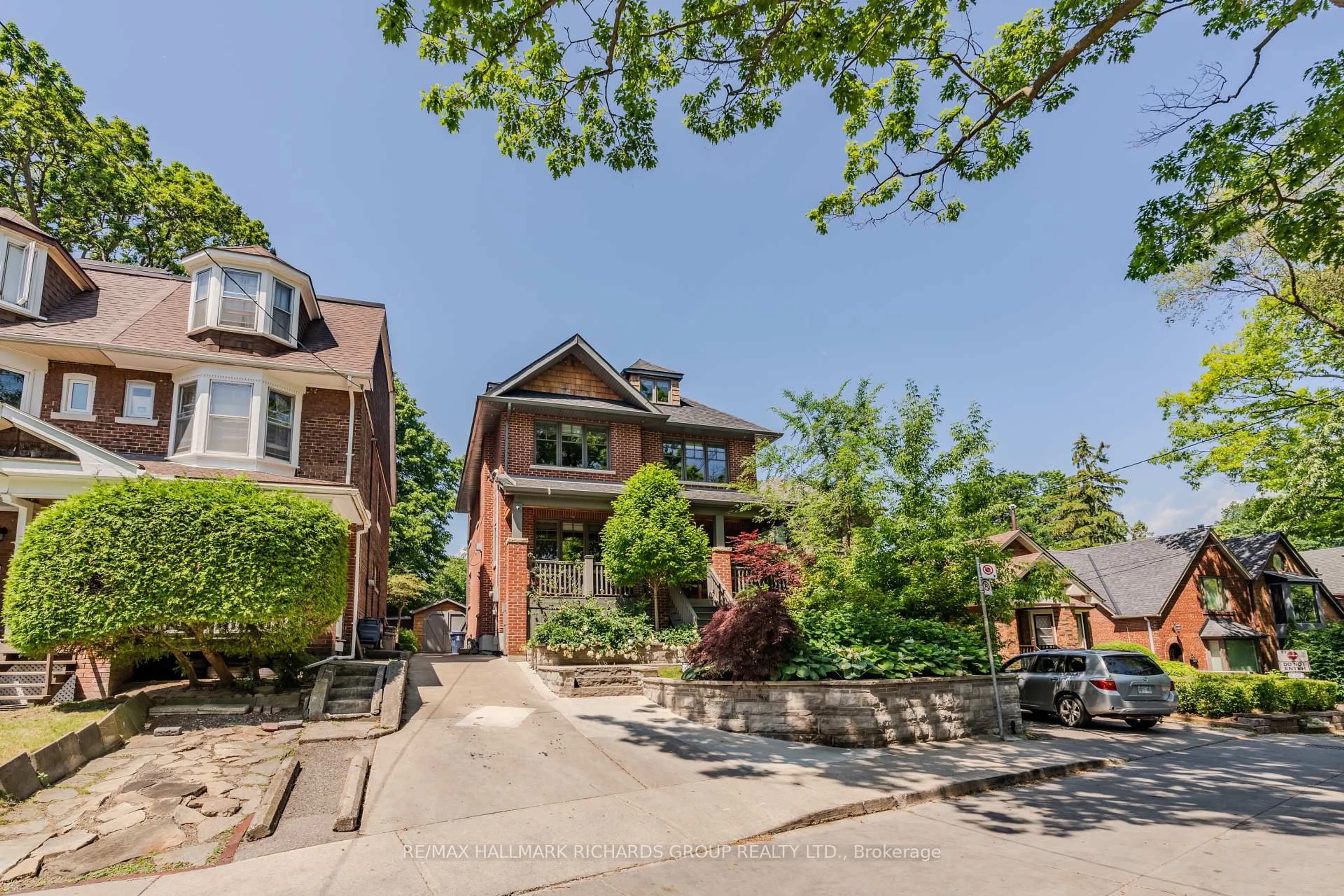 Home with brick exterior material, street for 152 Kenilworth Ave, Toronto Ontario M4L 3S6