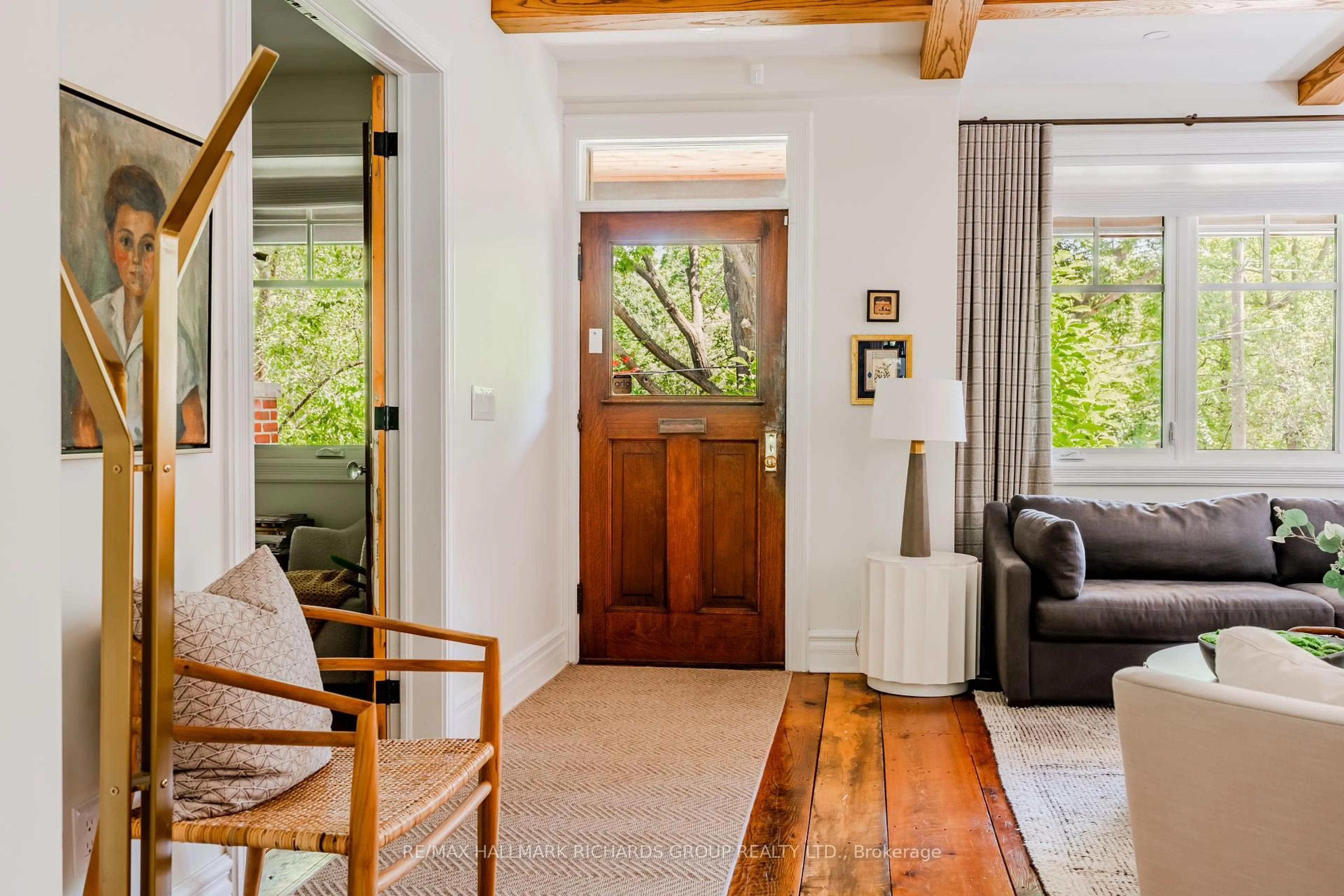Indoor entryway for 152 Kenilworth Ave, Toronto Ontario M4L 3S6