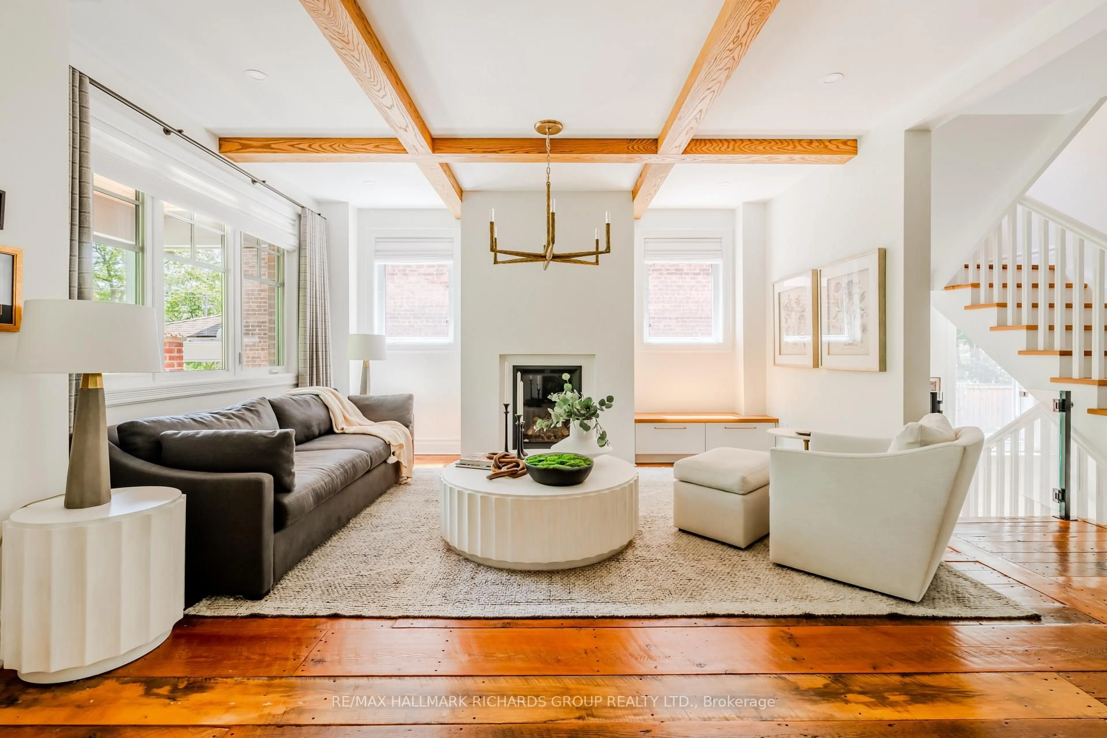 Living room with furniture, unknown for 152 Kenilworth Ave, Toronto Ontario M4L 3S6
