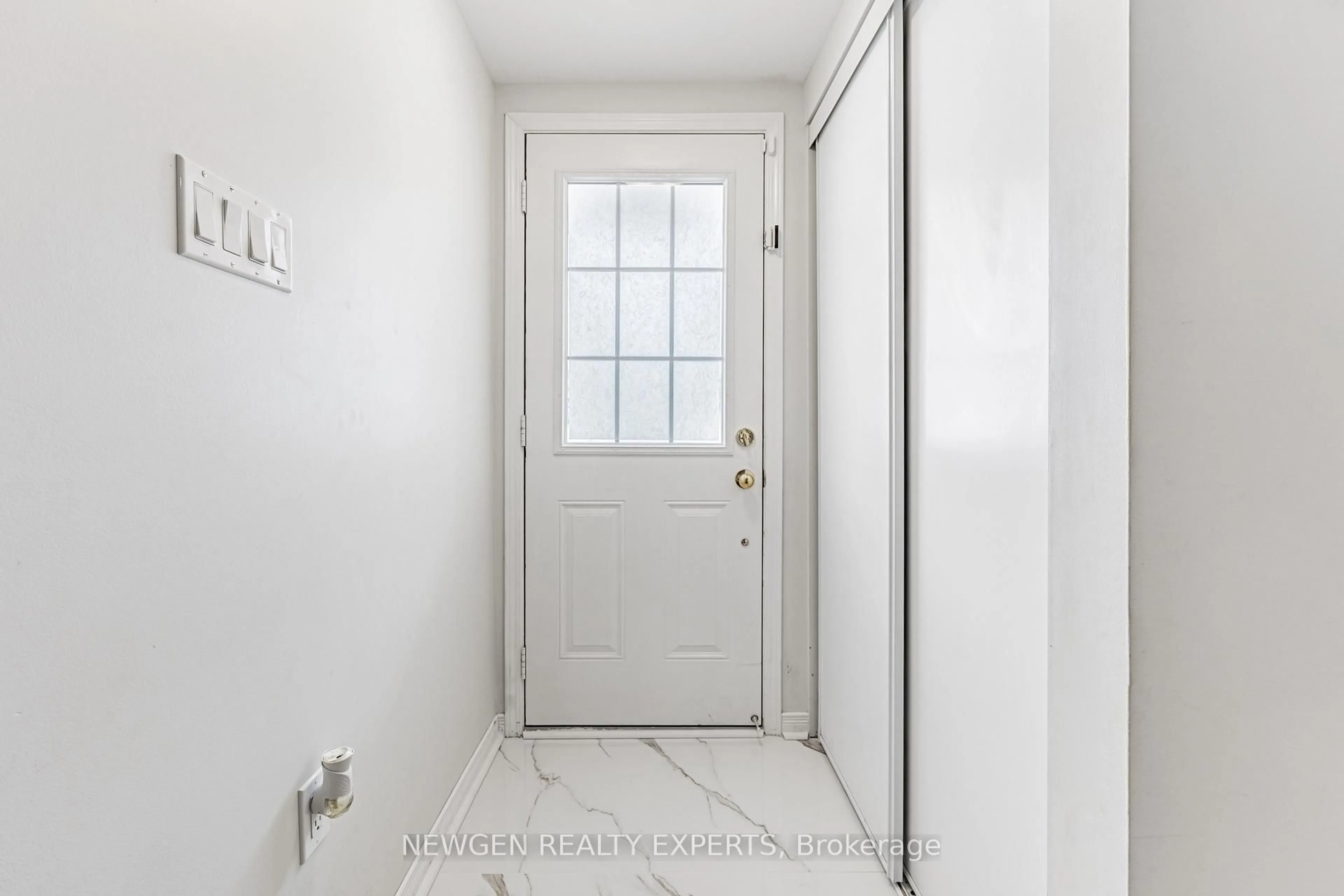 Indoor entryway for 82 Abela Lane, Ajax Ontario L1T 0C1