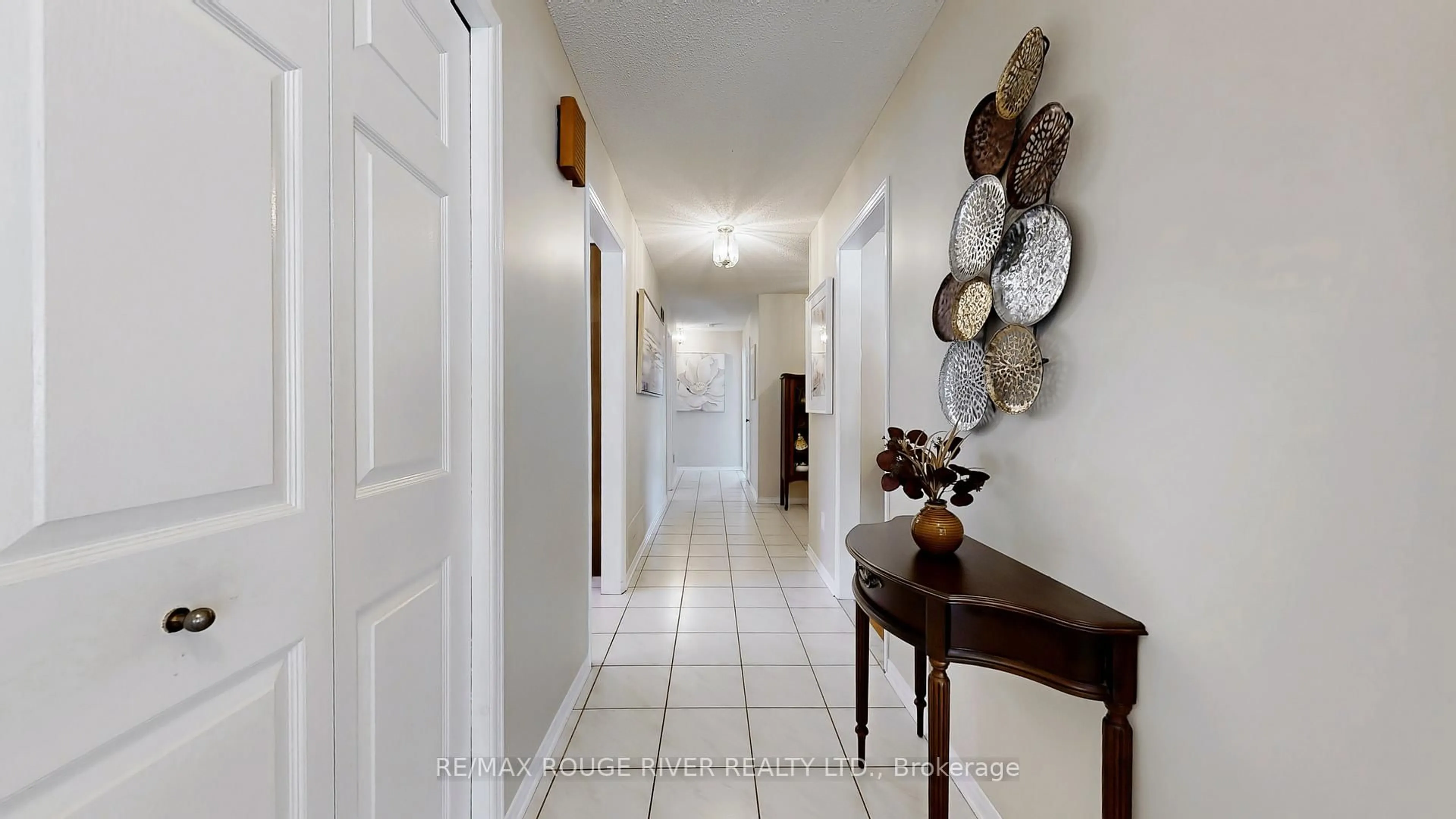 Indoor entryway for 1009 Maury Cres, Pickering Ontario L1X 1P7