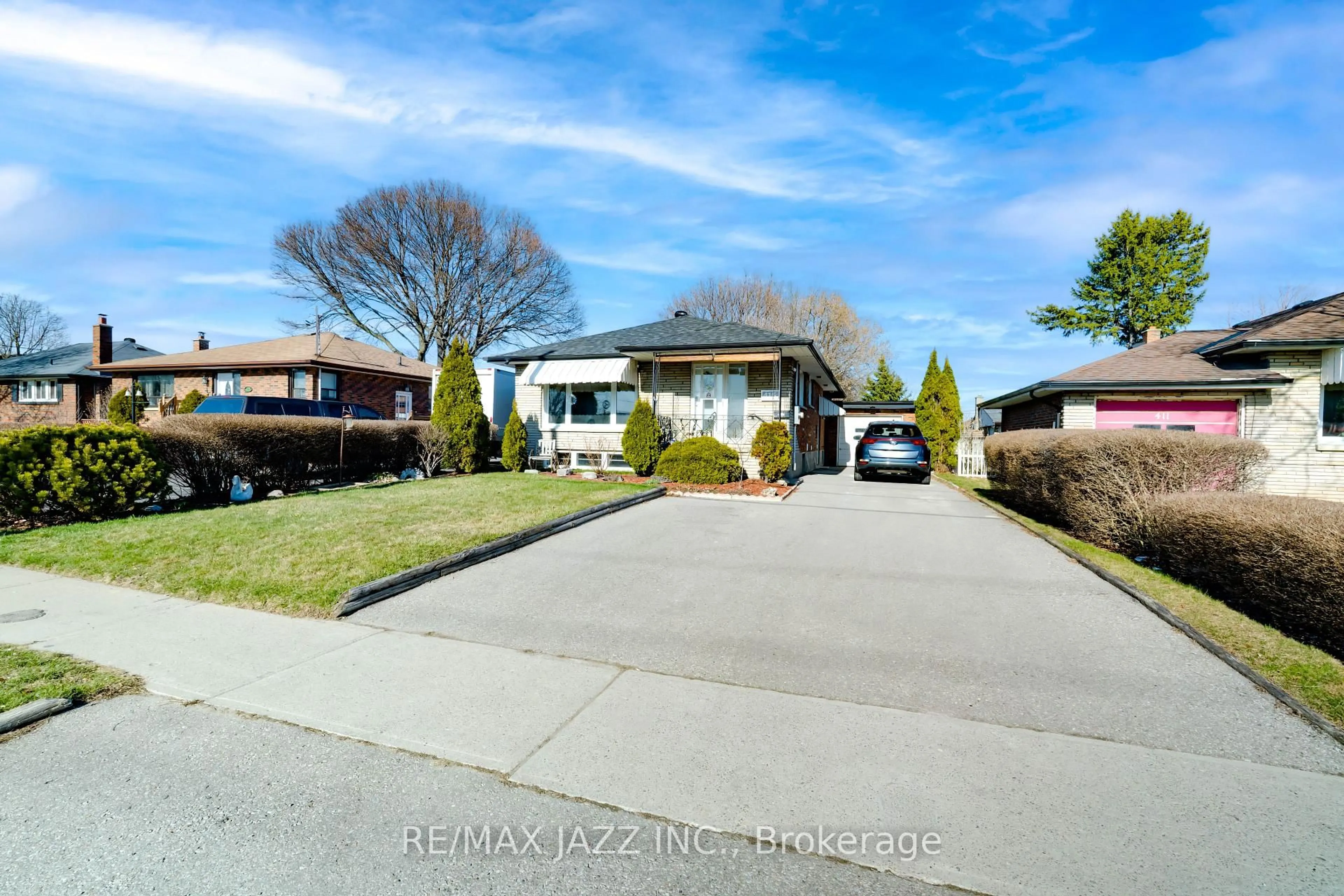 A pic from outside/outdoor area/front of a property/back of a property/a pic from drone, street for 415 Stevenson Rd, Oshawa Ontario L1J 5N7