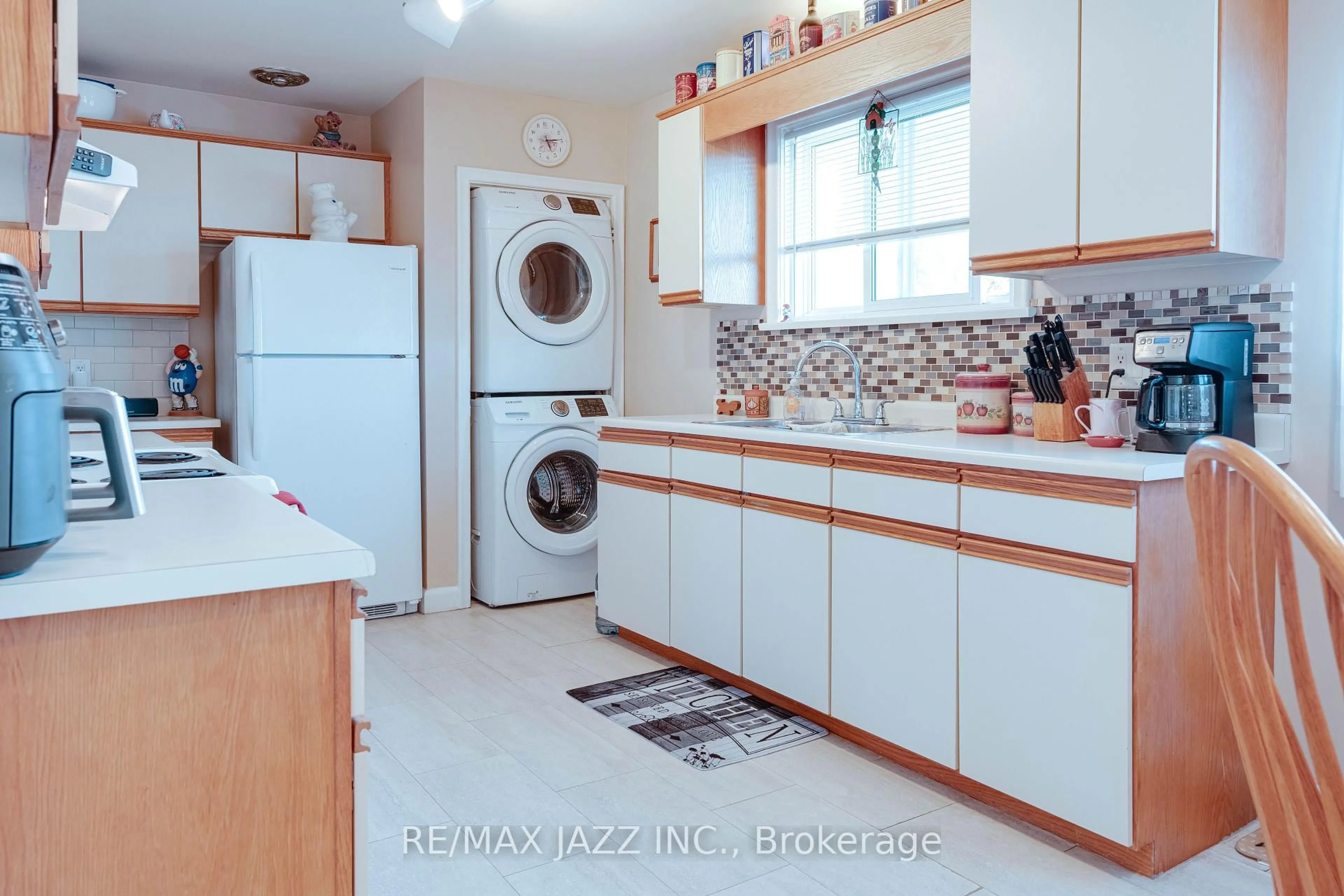 Kitchen with laundary machines, unknown for 415 Stevenson Rd, Oshawa Ontario L1J 5N7