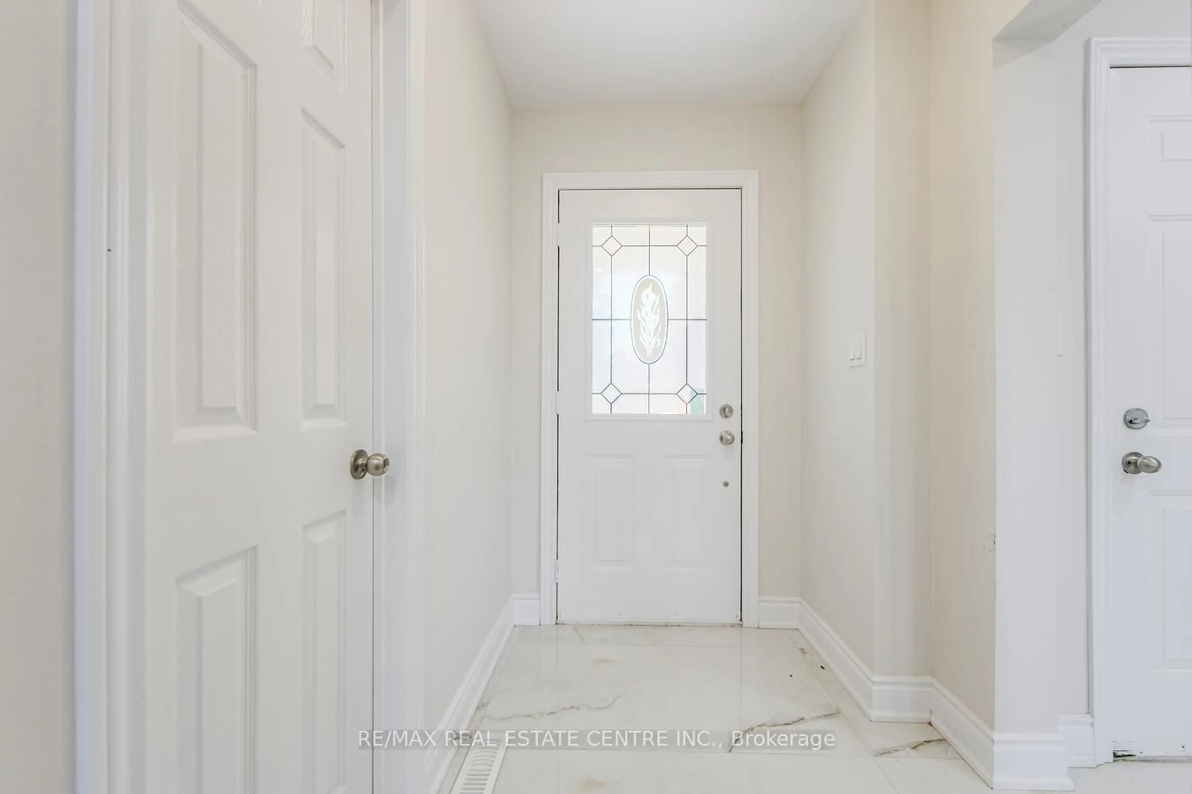 Indoor entryway for 27 Rickaby St, Clarington Ontario L1C 4X7