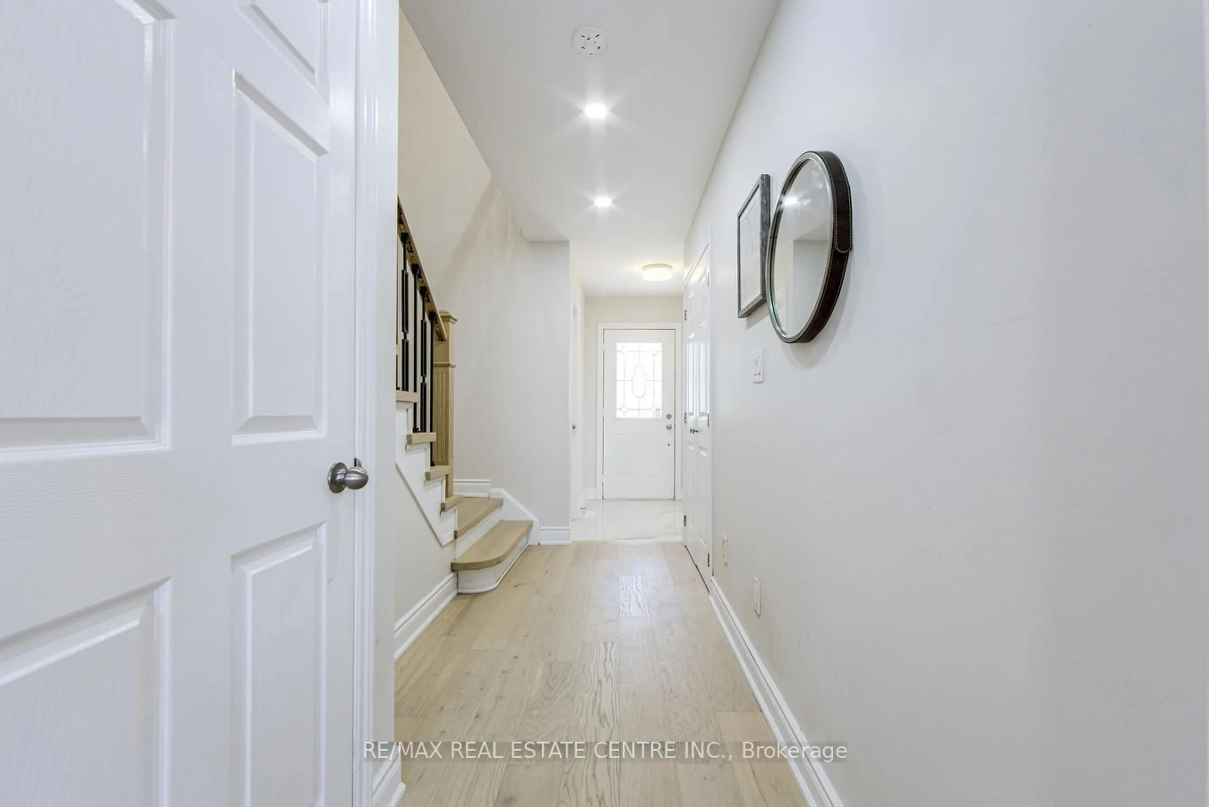 Indoor entryway for 27 Rickaby St, Clarington Ontario L1C 4X7
