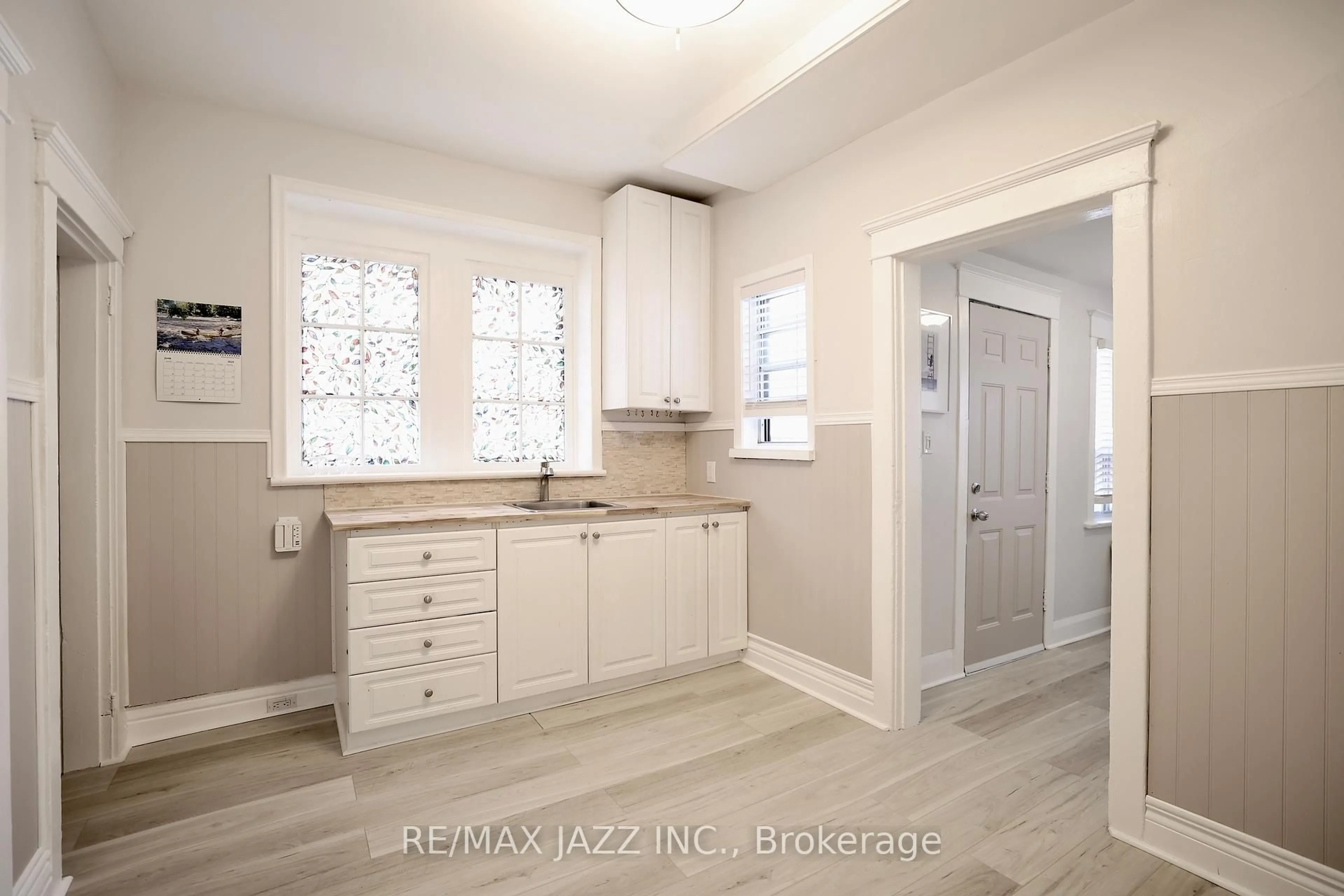 Open concept kitchen, ceramic/tile floor for 118 Eastwood Rd, Toronto Ontario M4L 2C9