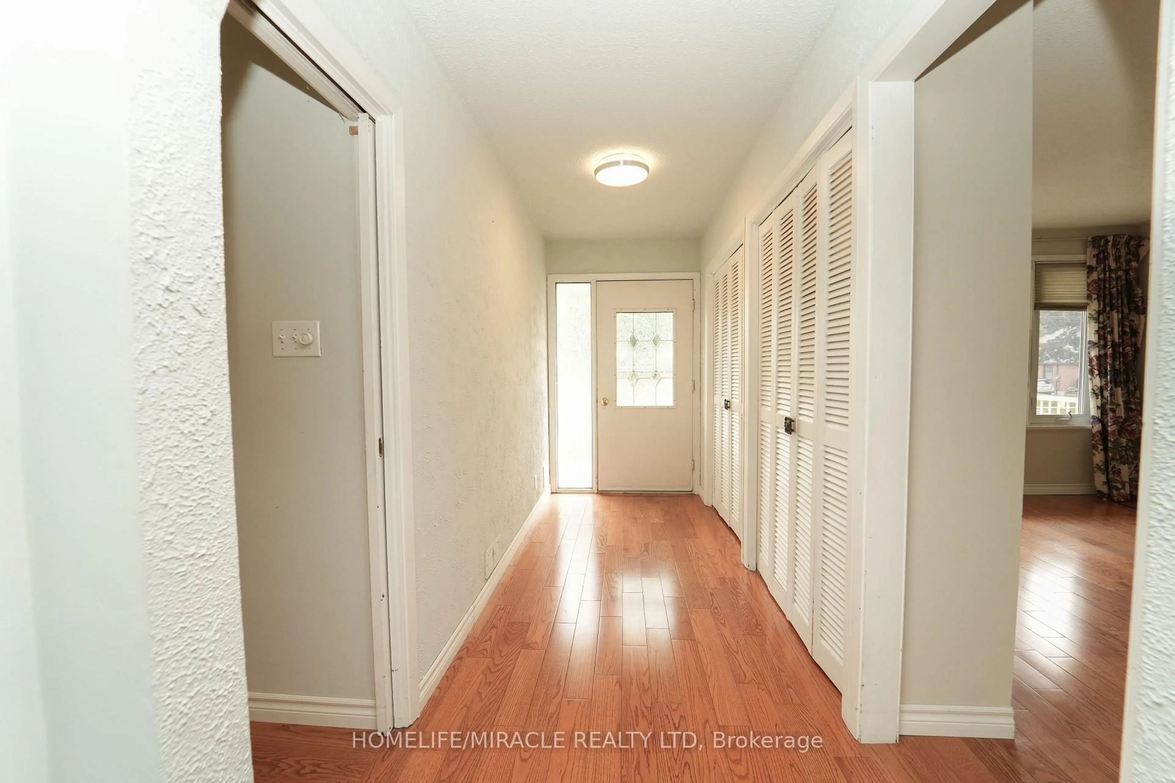 Indoor entryway for 776 Grierson St, Oshawa Ontario L1G 5J7