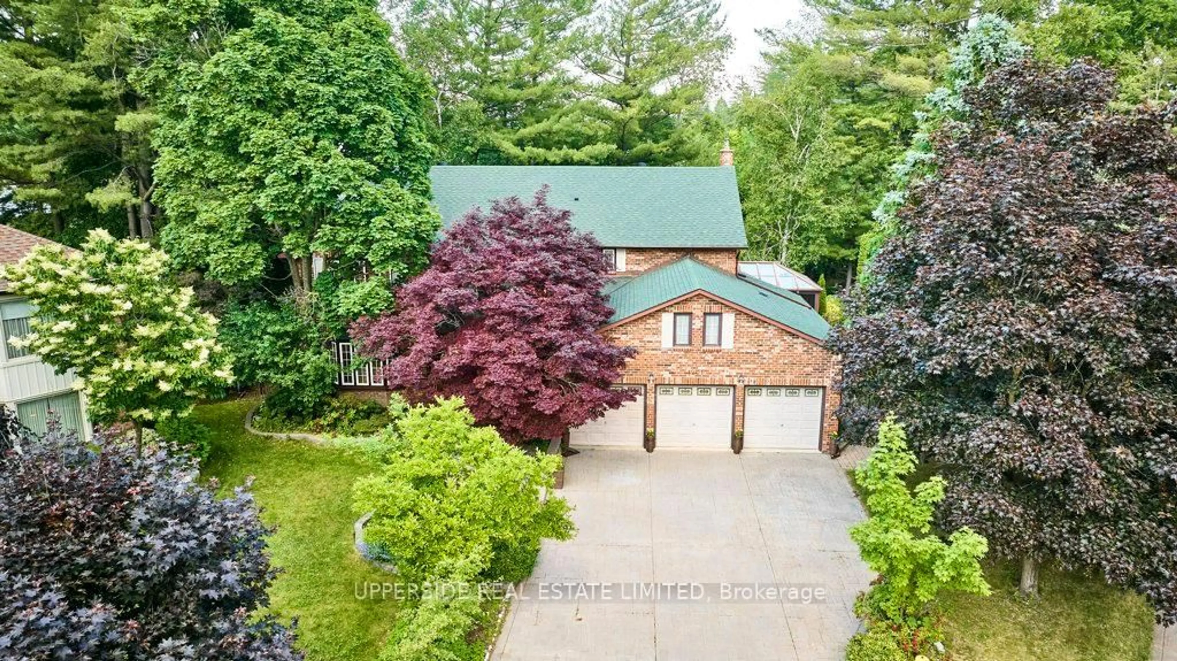 A pic from outside/outdoor area/front of a property/back of a property/a pic from drone, street for 1201 Abbey Rd, Pickering Ontario L1X 1W1