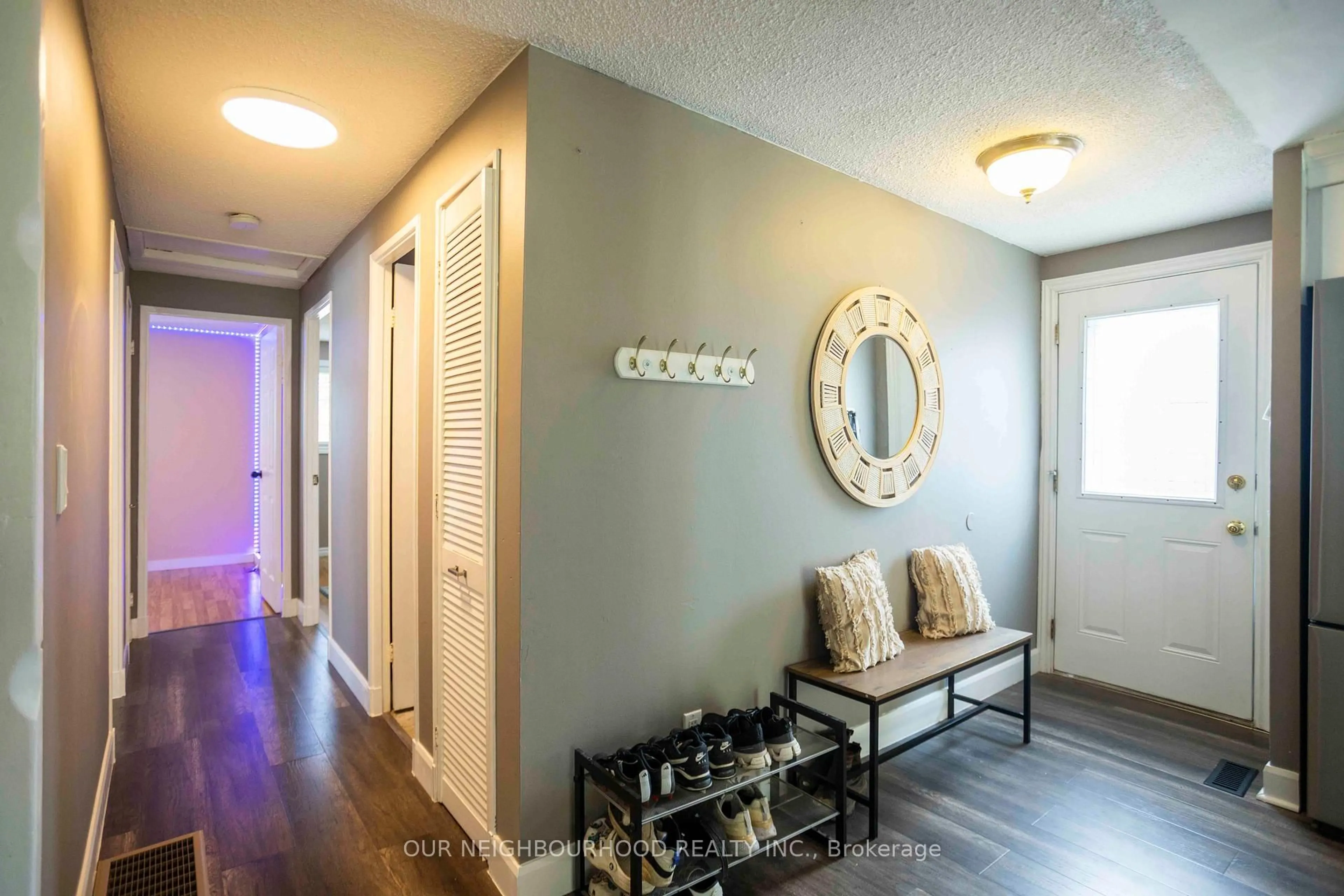 Indoor entryway for 1061 Norman Cres, Oshawa Ontario L1H 7W9
