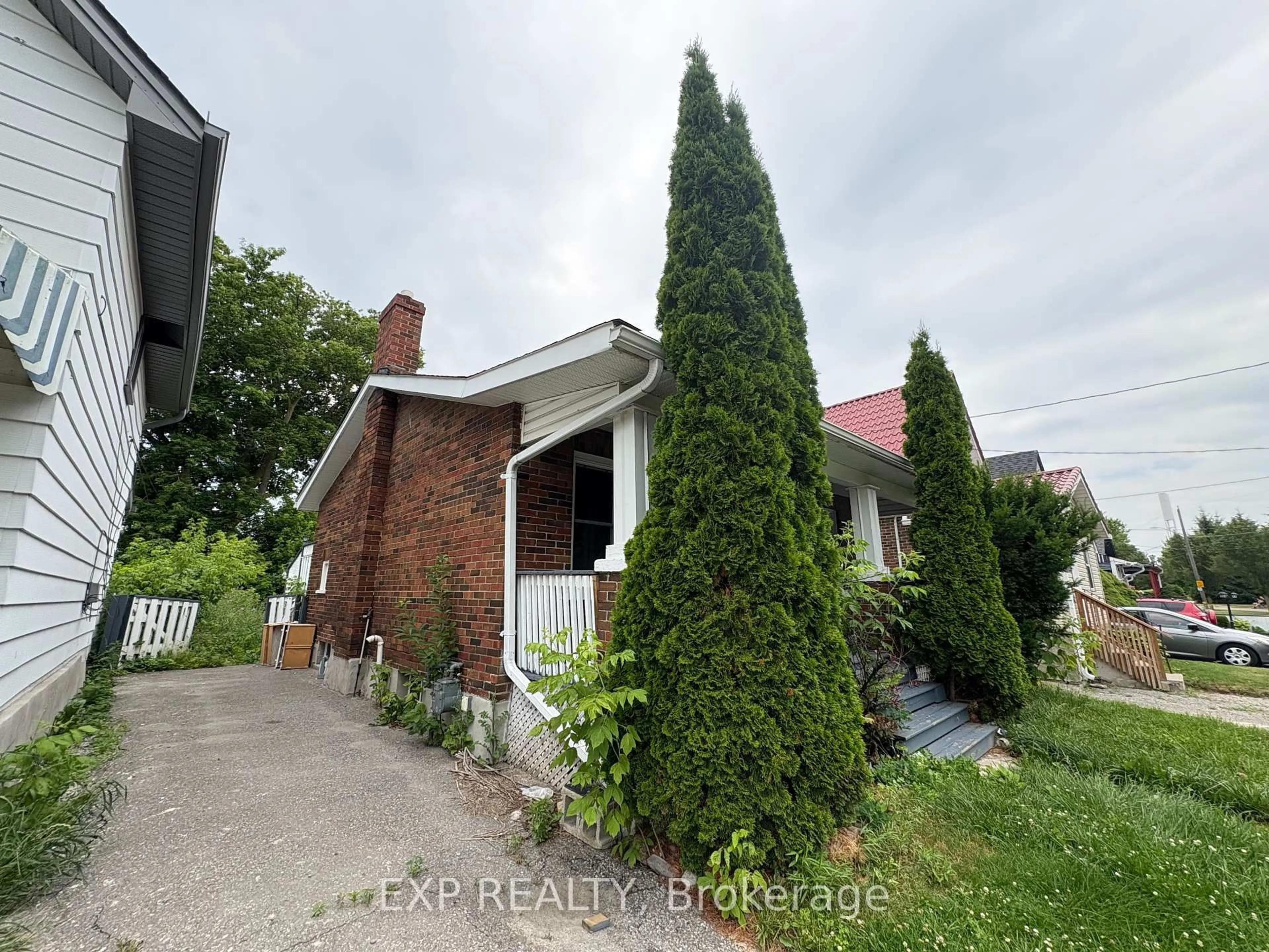 A pic from outside/outdoor area/front of a property/back of a property/a pic from drone, street for 282 Haig St, Oshawa Ontario L1G 5N8