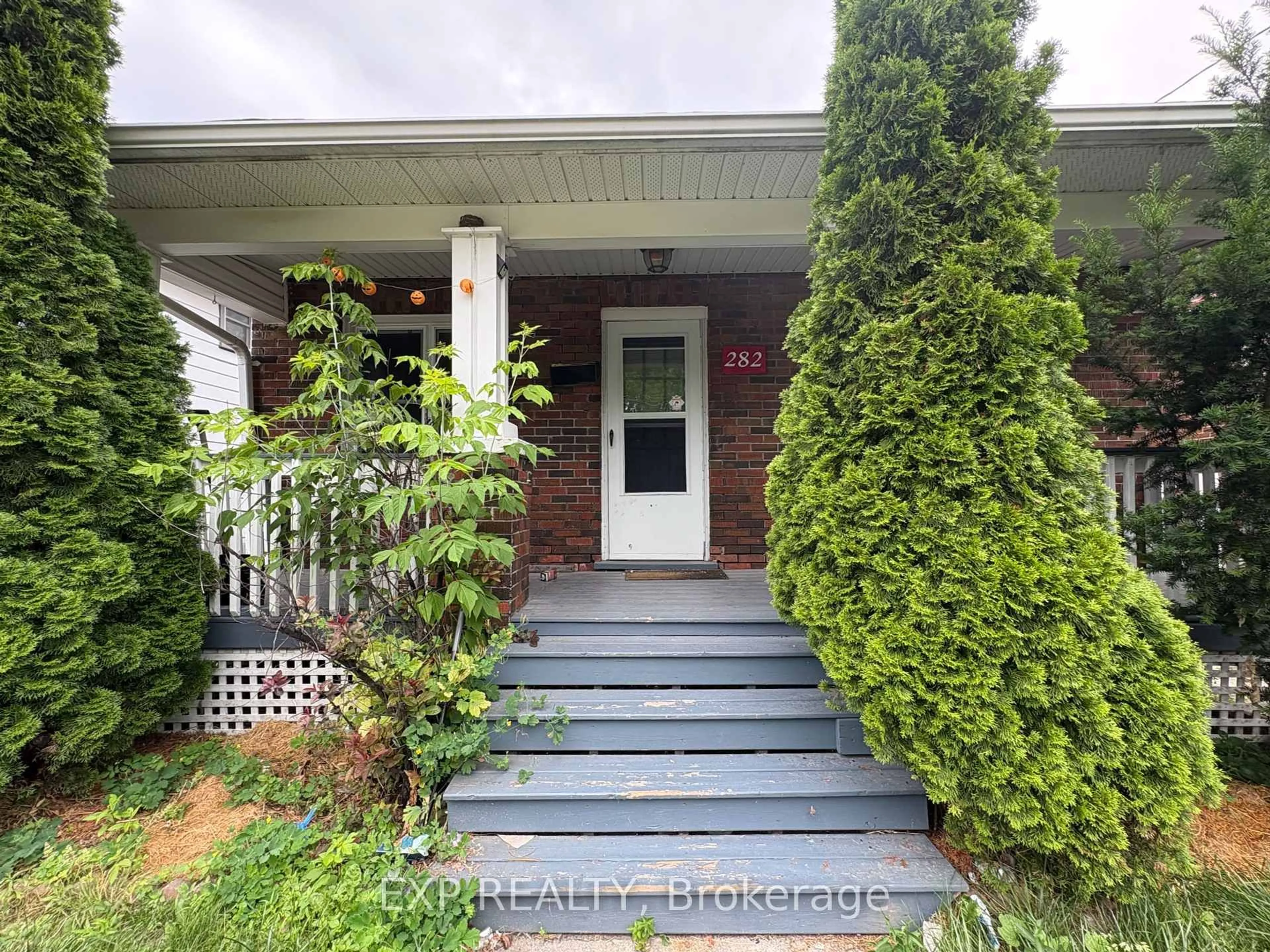 Indoor entryway for 282 Haig St, Oshawa Ontario L1G 5N8