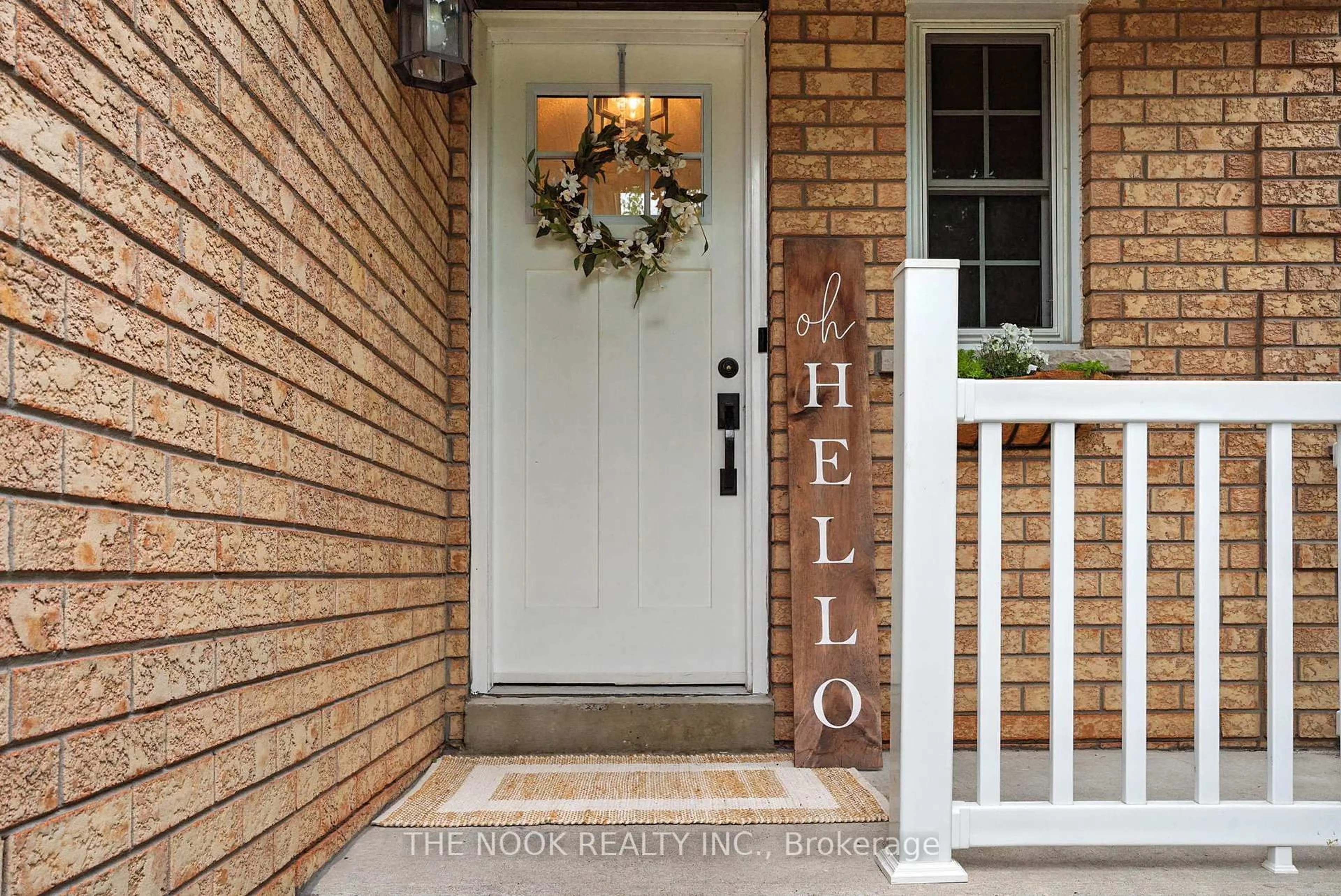 Indoor entryway for 27 Moulton Crt, Clarington Ontario L1E 2W4