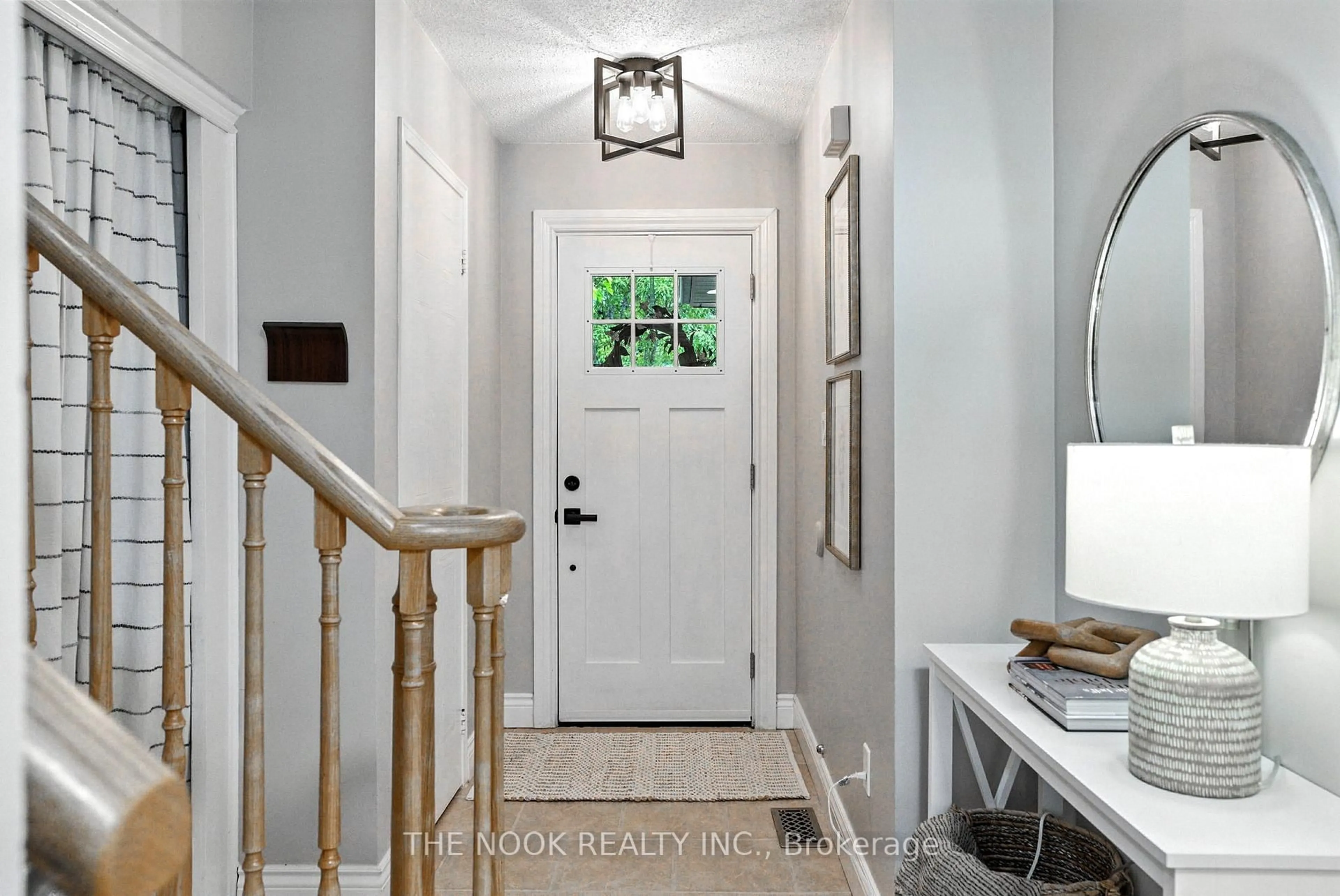 Indoor entryway for 27 Moulton Crt, Clarington Ontario L1E 2W4