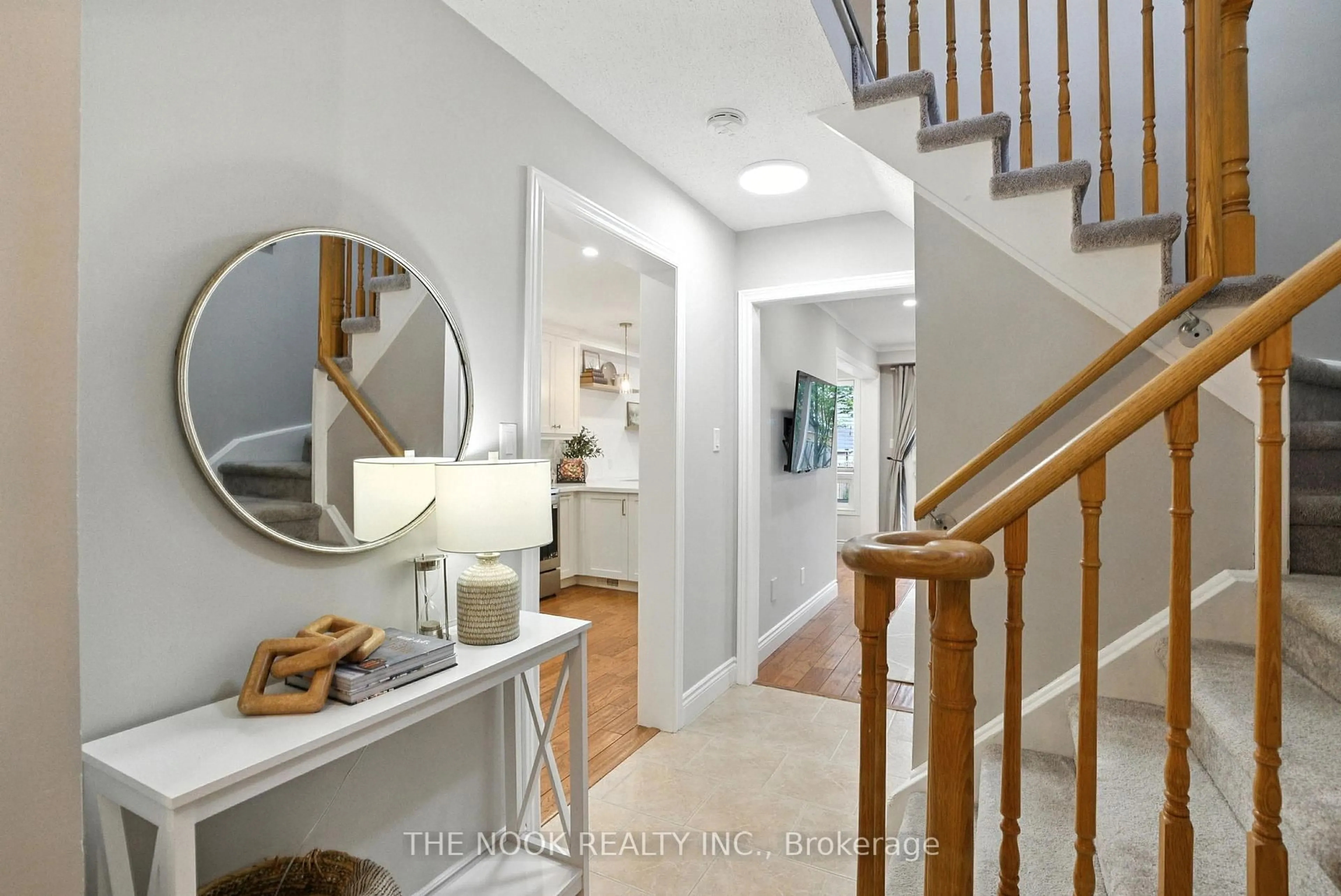 Indoor entryway for 27 Moulton Crt, Clarington Ontario L1E 2W4
