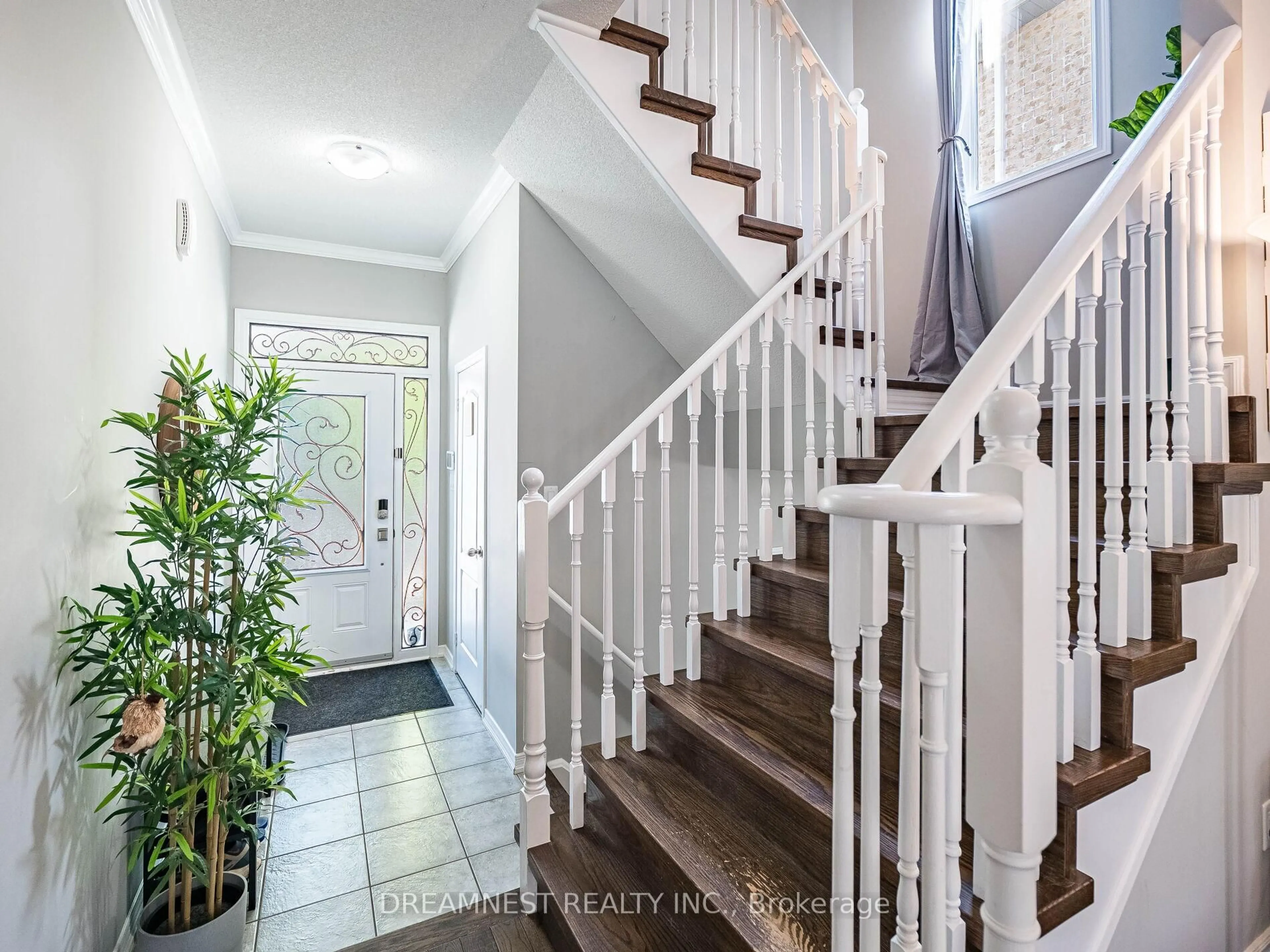 Indoor entryway for 1535 Winville Rd, Pickering Ontario L1X 0B8