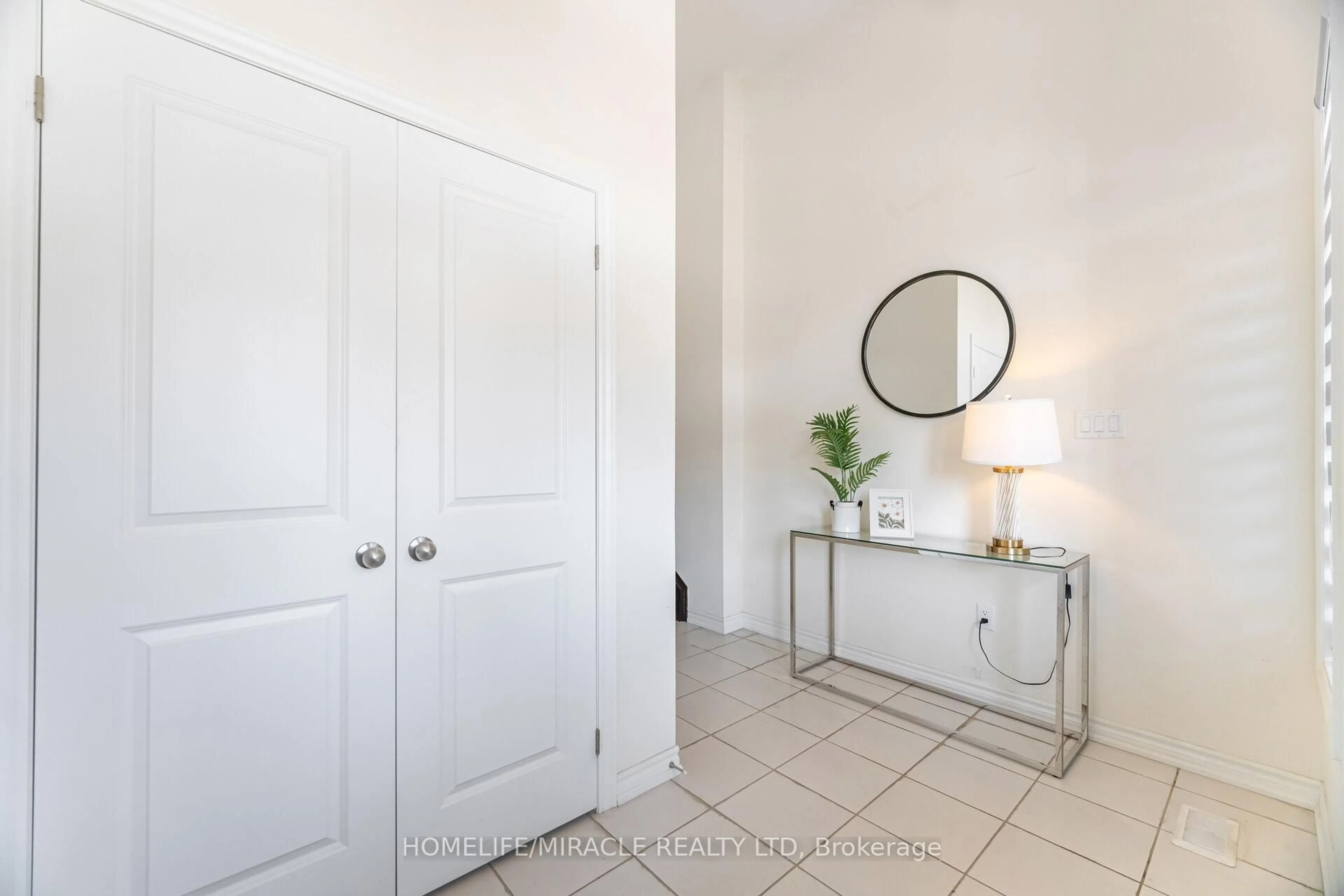 Indoor entryway for 10 Van Wart St, Whitby Ontario L1P 0P8
