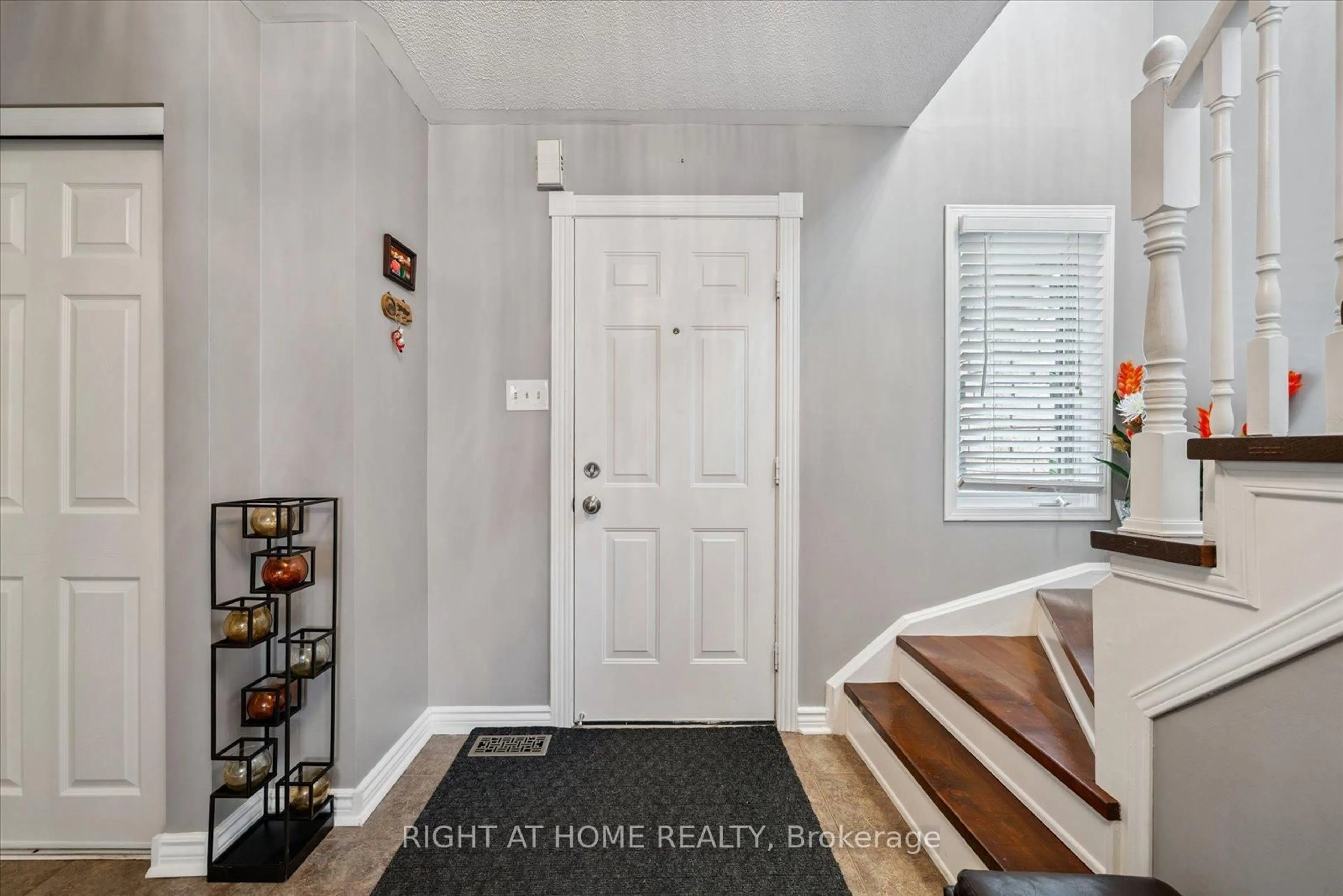 Indoor entryway for 1201 Beaver Valley Cres, Oshawa Ontario L1J 8N1