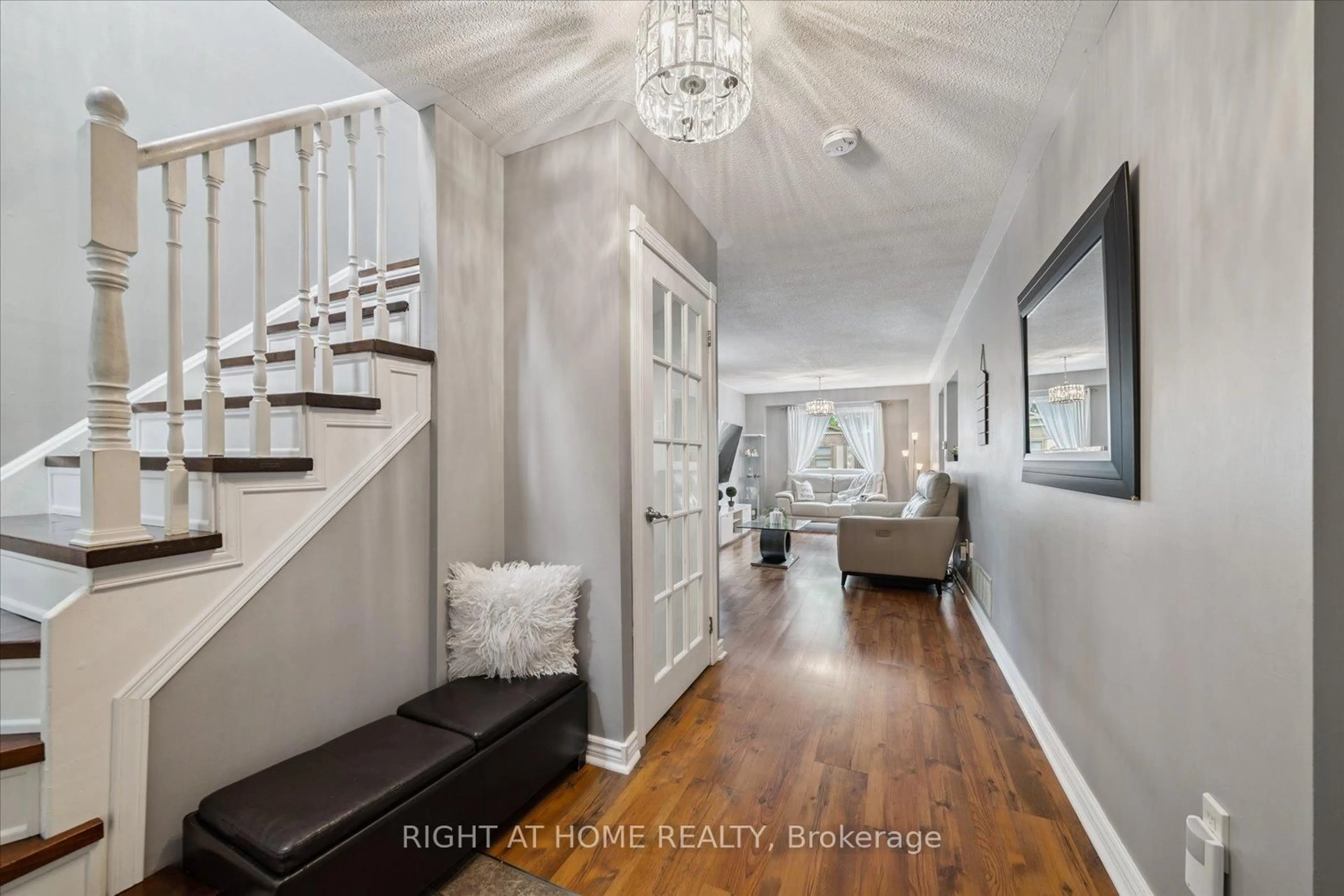 Indoor entryway for 1201 Beaver Valley Cres, Oshawa Ontario L1J 8N1