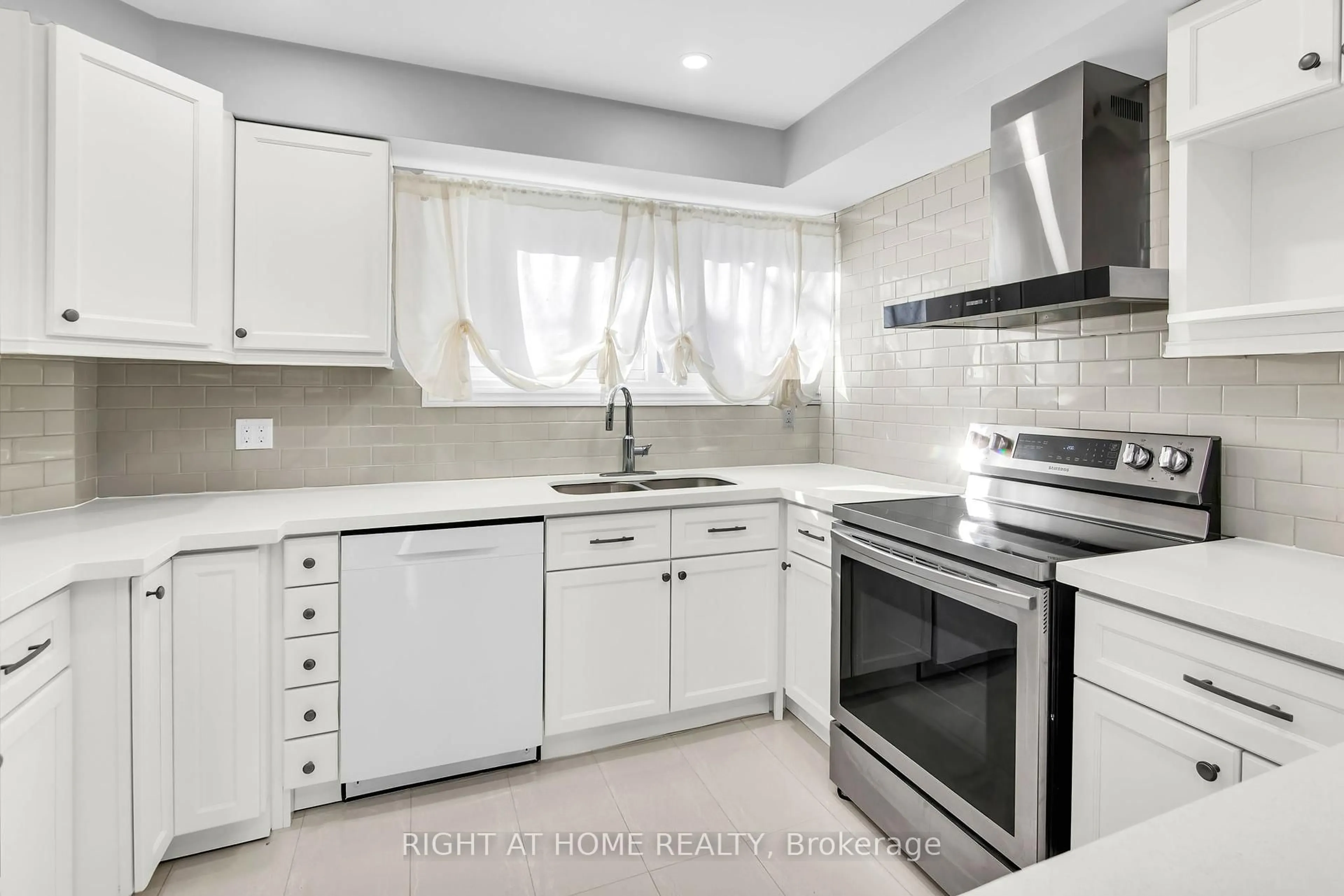 Standard kitchen, ceramic/tile floor for 2716 St Clair Ave #13, Toronto Ontario M4B 1M6