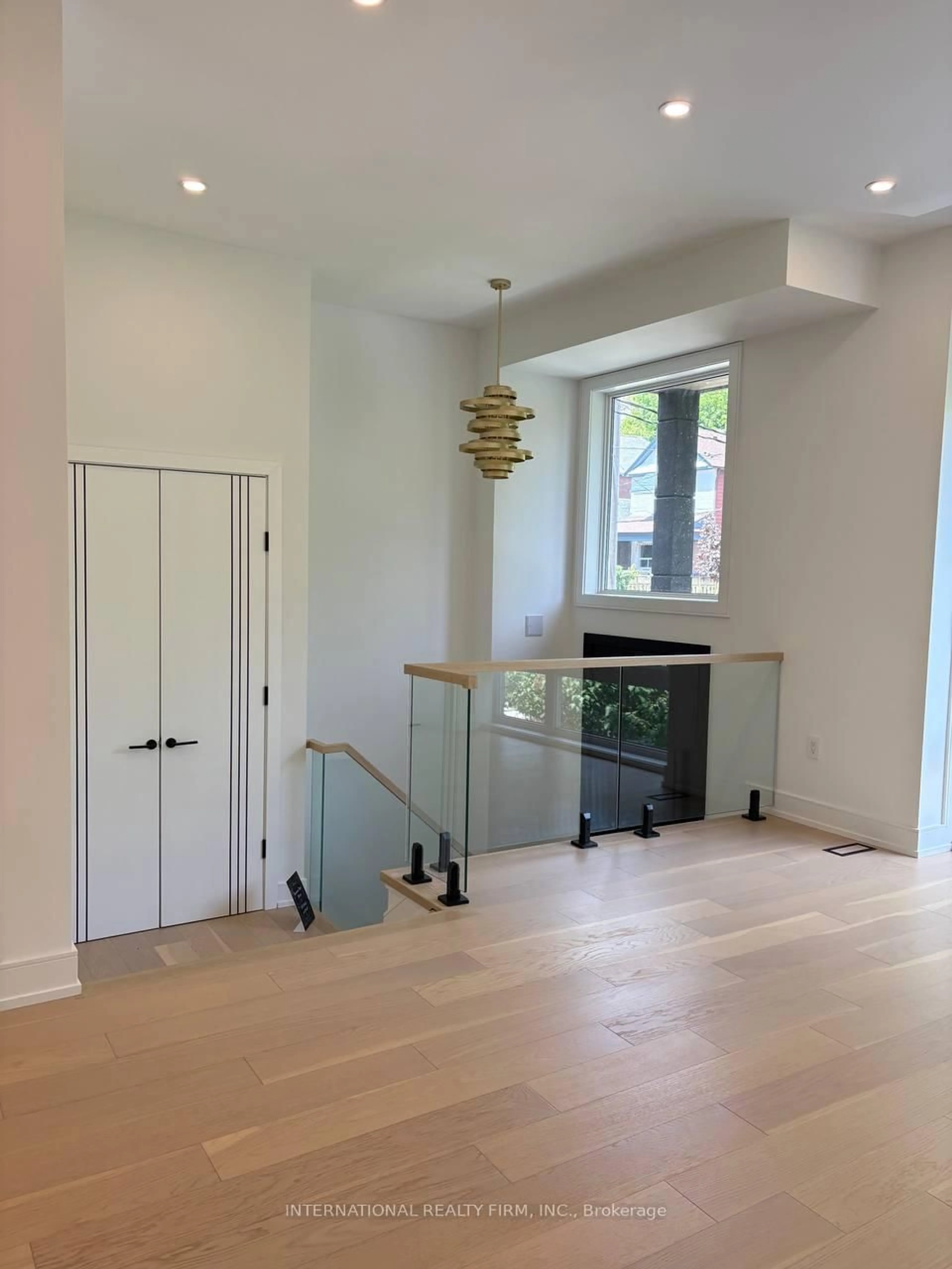 Unknown for 19 Ivy Ave, Toronto Ontario M4L 2H6