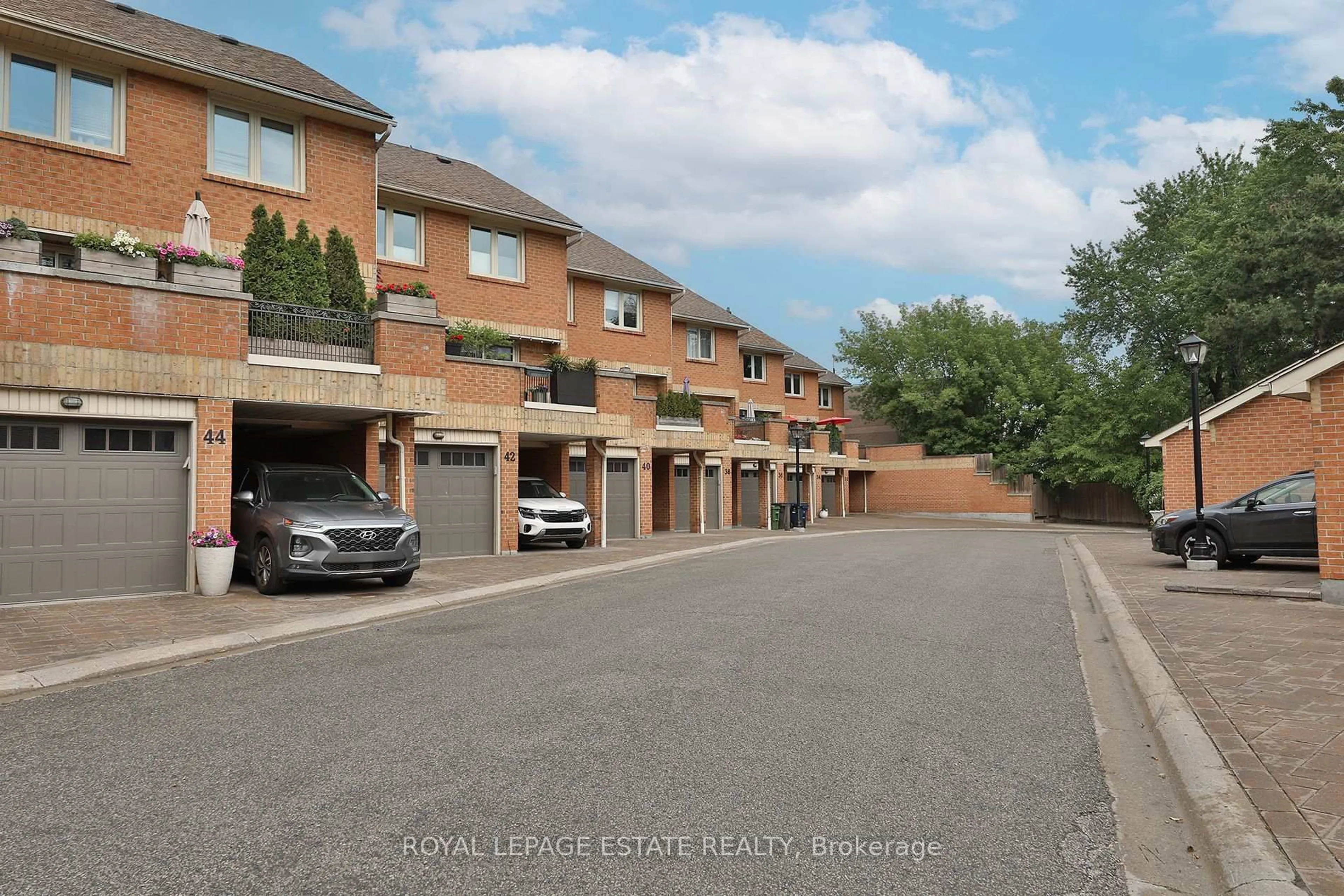 A pic from outside/outdoor area/front of a property/back of a property/a pic from drone, street for 34 Rodeo Ptwy, Toronto Ontario M1N 4C9