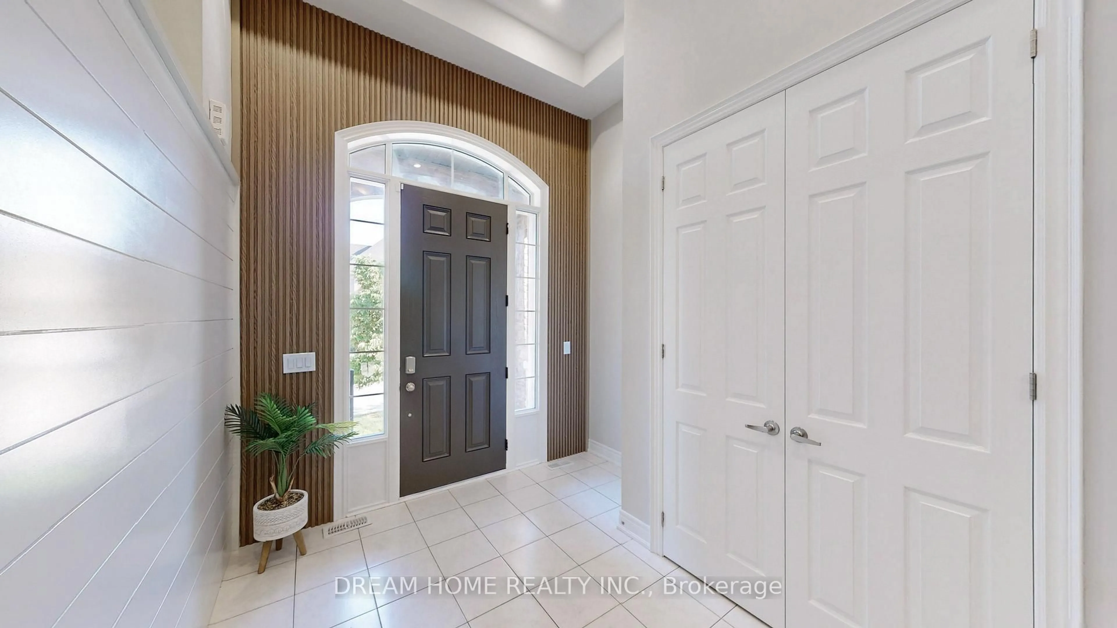 Indoor entryway for 69 Blenheim Circ, Whitby Ontario L1P 0E2