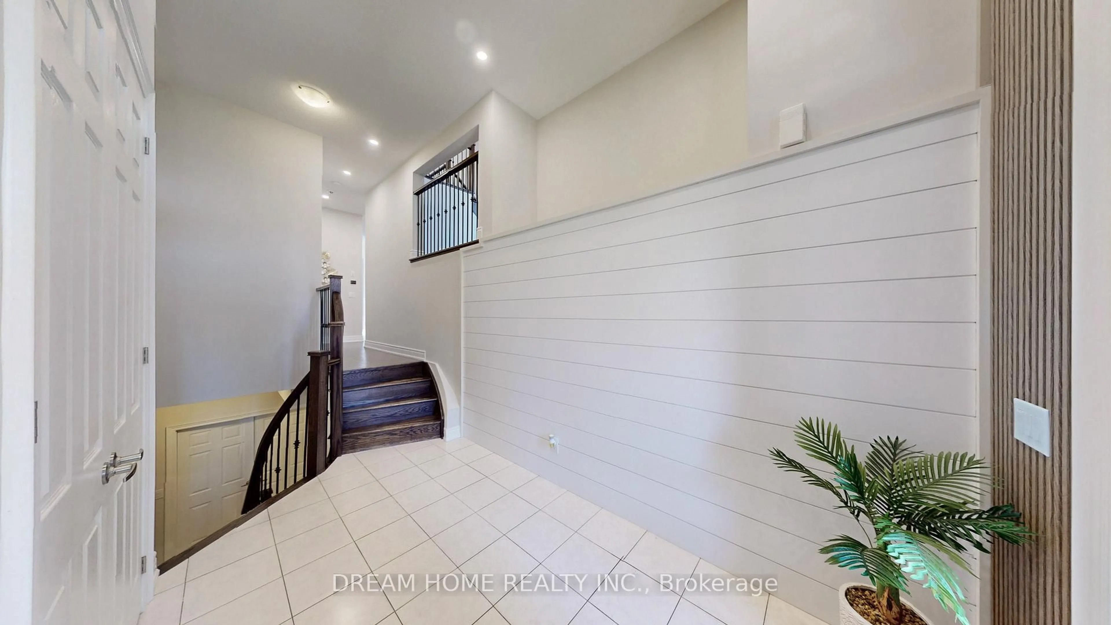 Indoor foyer for 69 Blenheim Circ, Whitby Ontario L1P 0E2