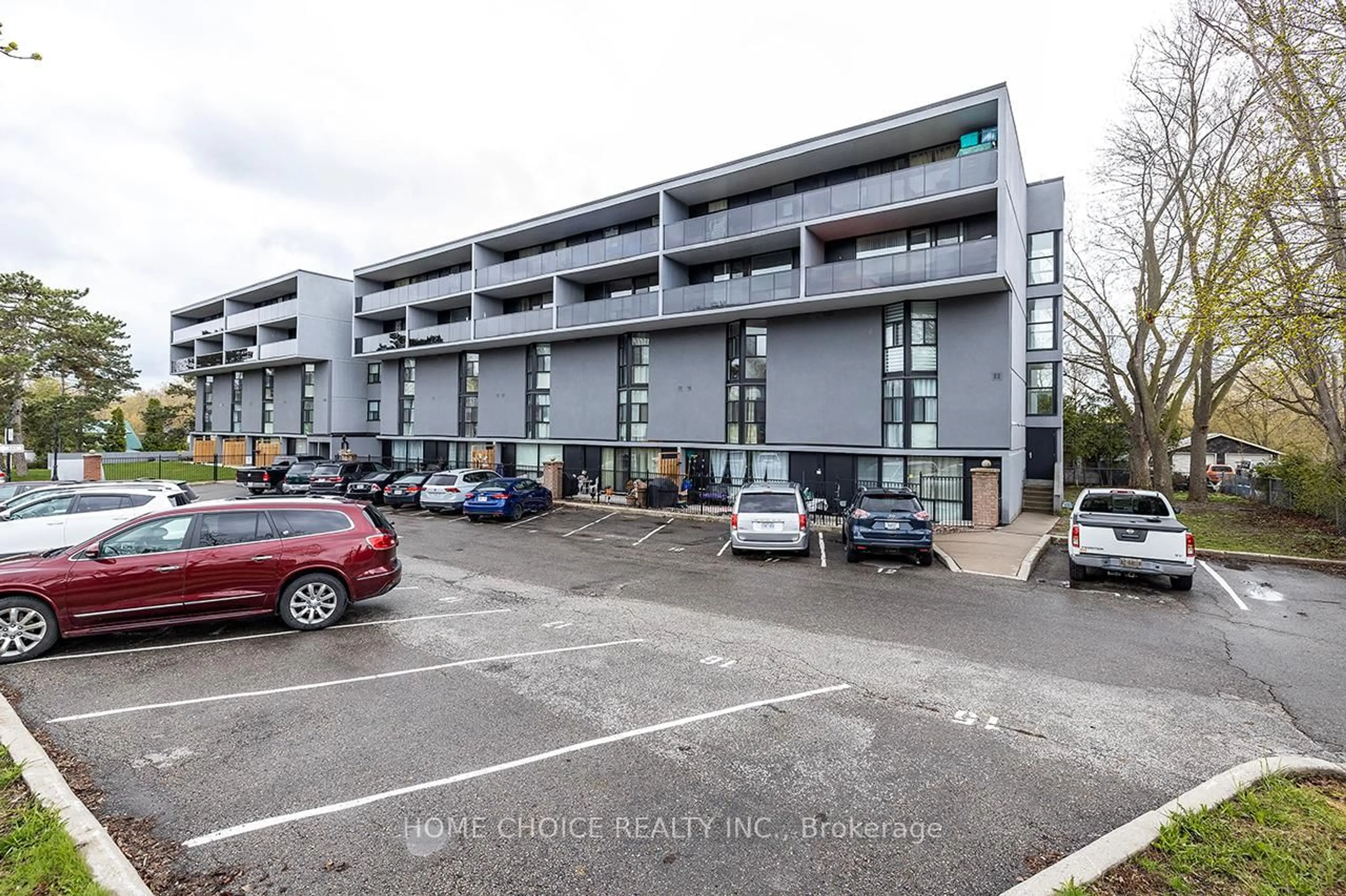 A pic from outside/outdoor area/front of a property/back of a property/a pic from drone, building for 454 Centre St #412, Oshawa Ontario L1H 4C2