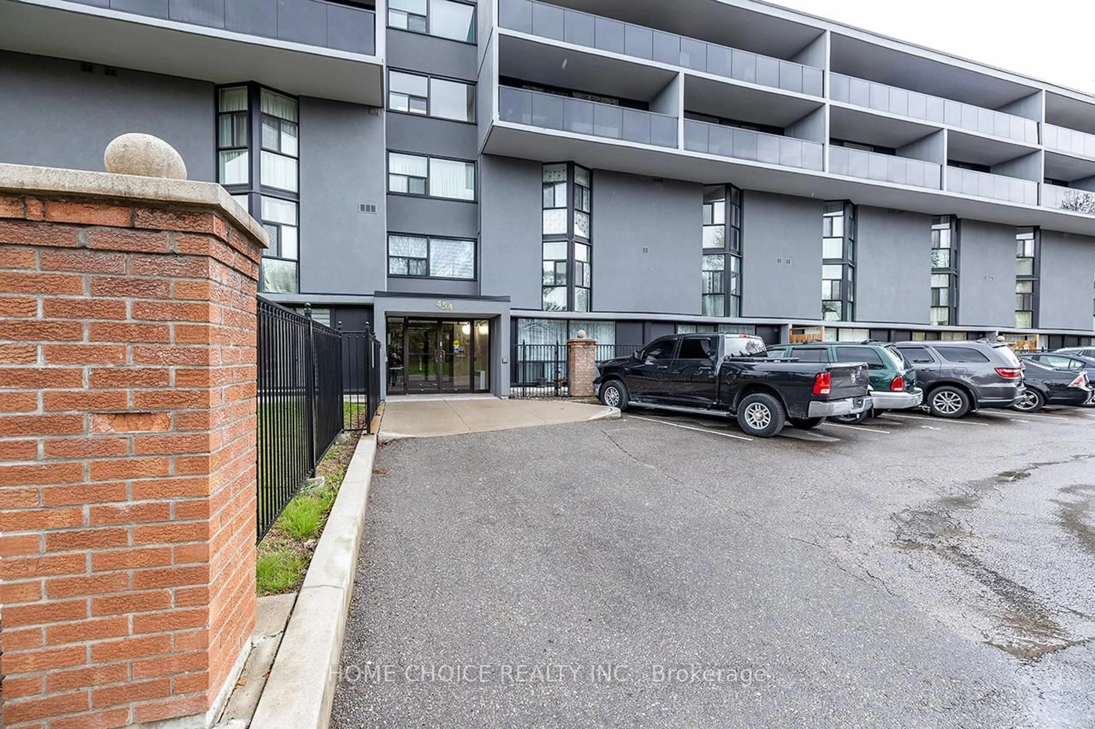 A pic from outside/outdoor area/front of a property/back of a property/a pic from drone, street for 454 Centre St #412, Oshawa Ontario L1H 4C2