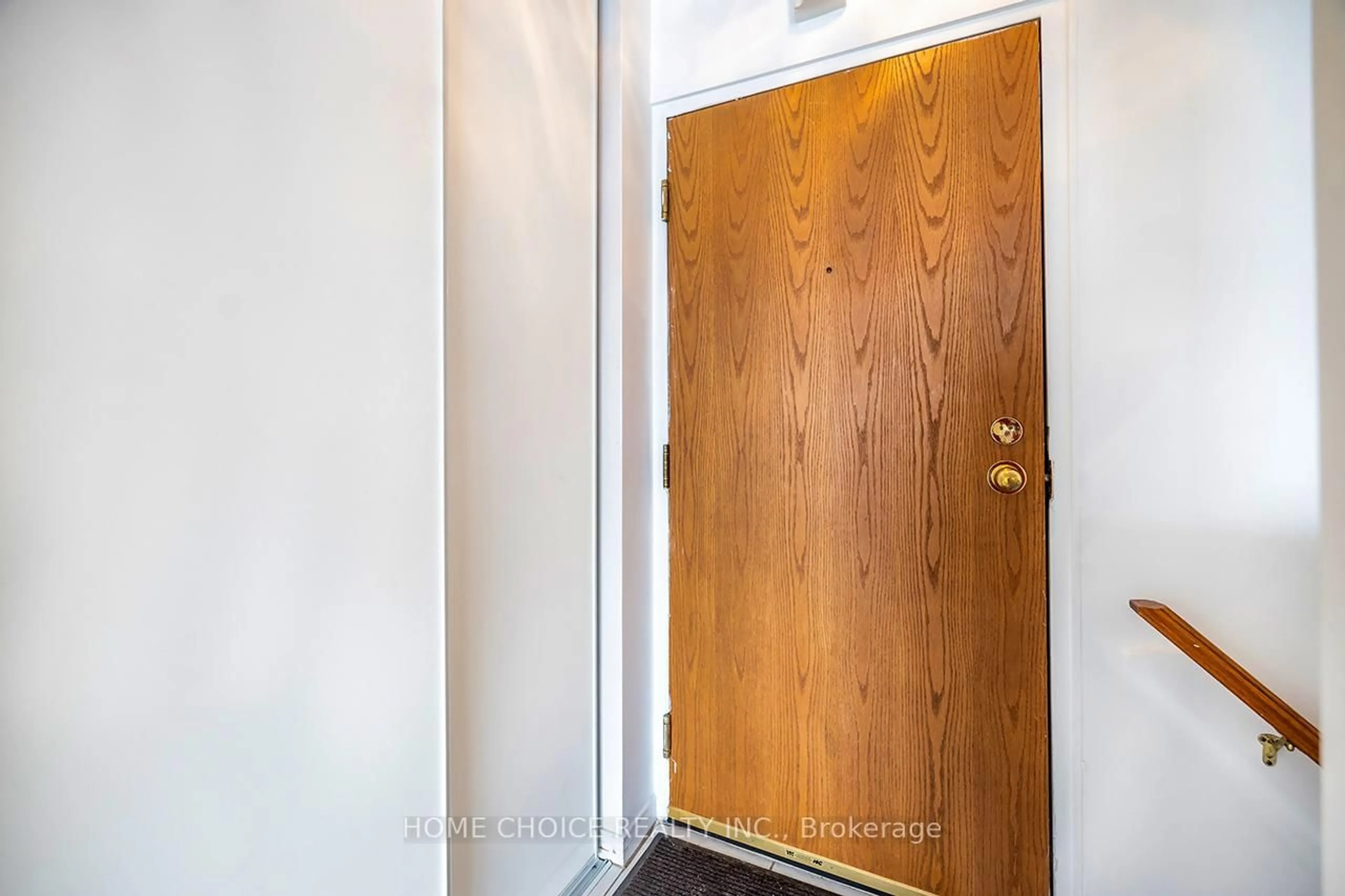 Indoor entryway for 454 Centre St #412, Oshawa Ontario L1H 4C2