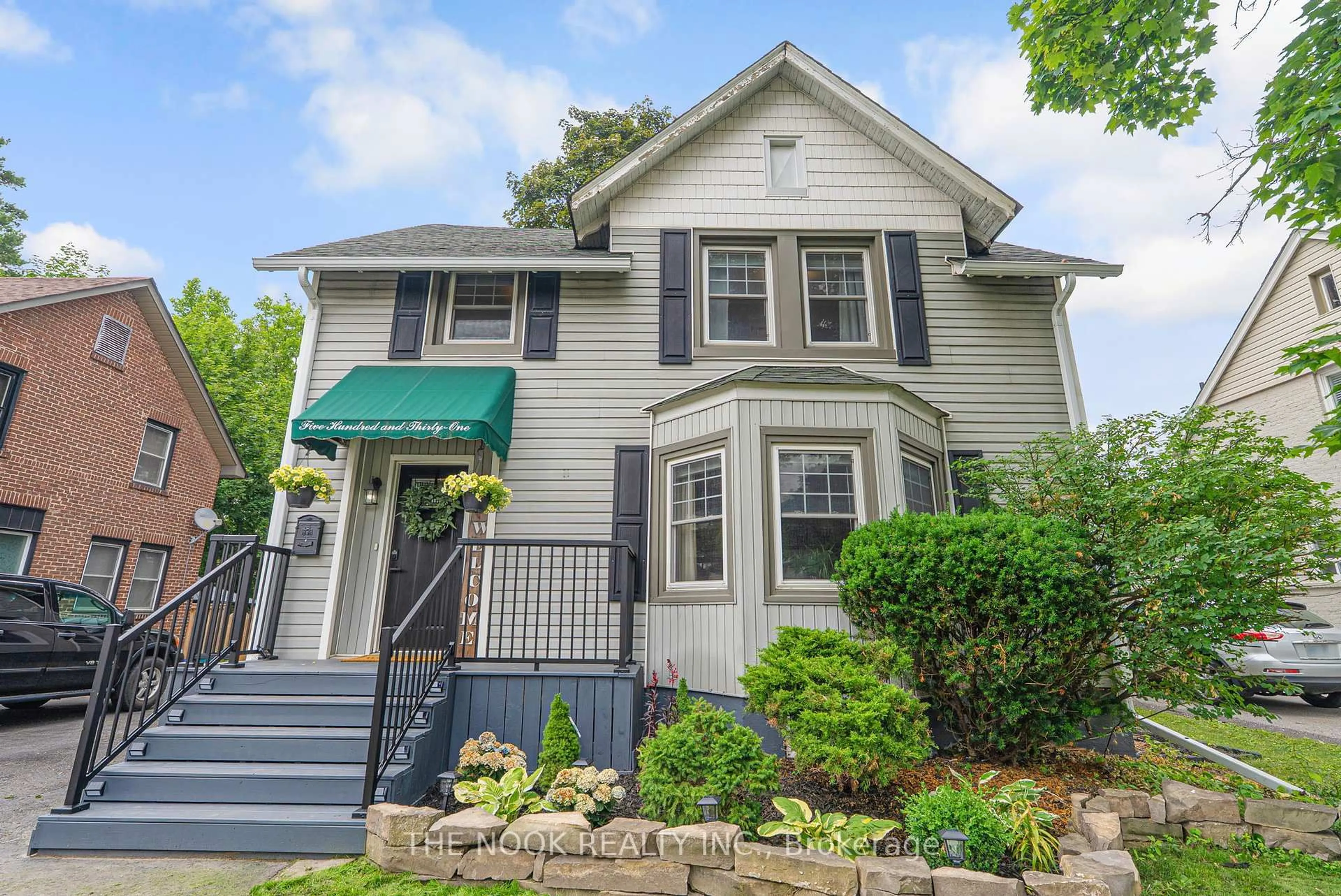 Home with vinyl exterior material, street for 531 Simcoe St, Oshawa Ontario L1G 4V1