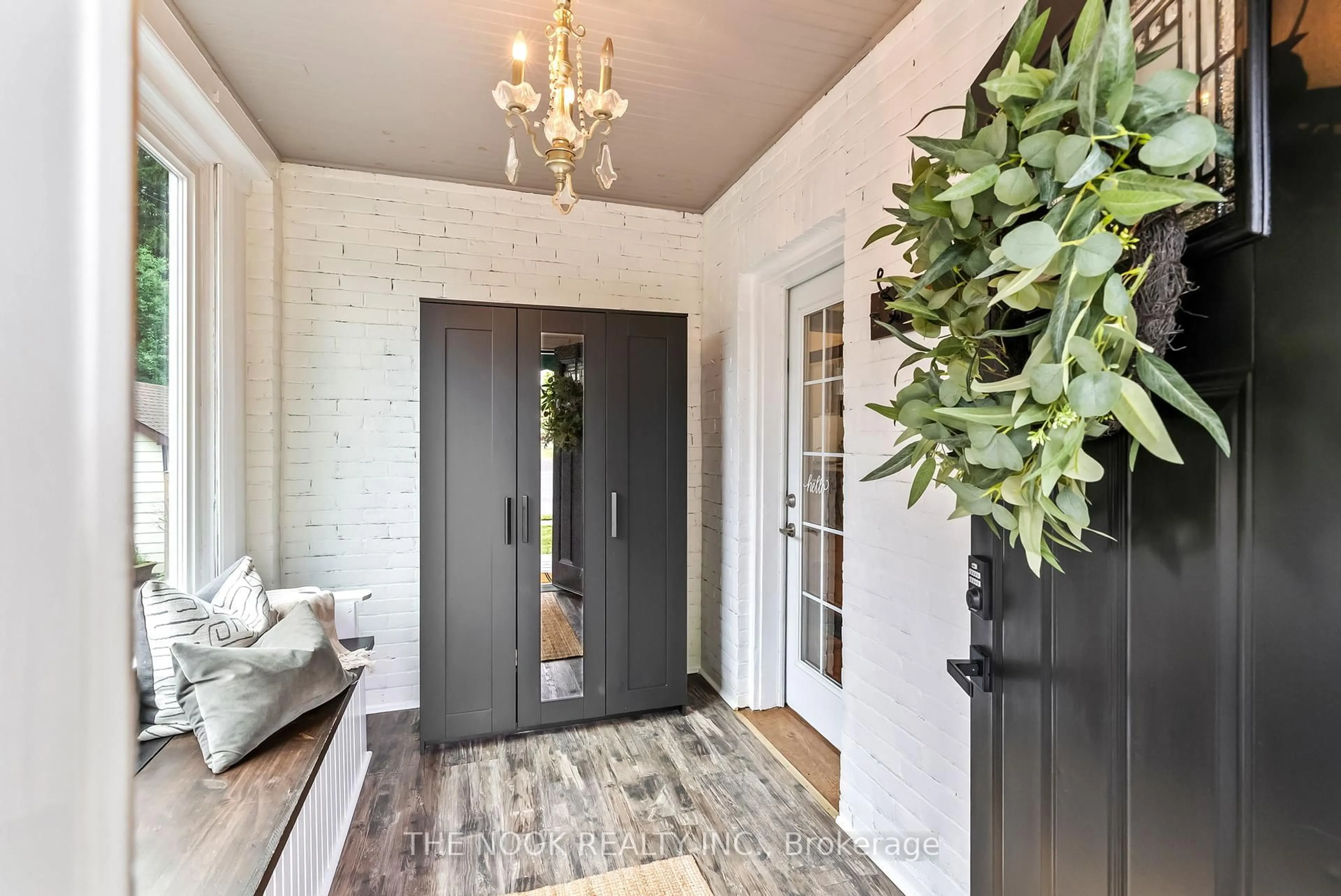 Indoor entryway for 531 Simcoe St, Oshawa Ontario L1G 4V1