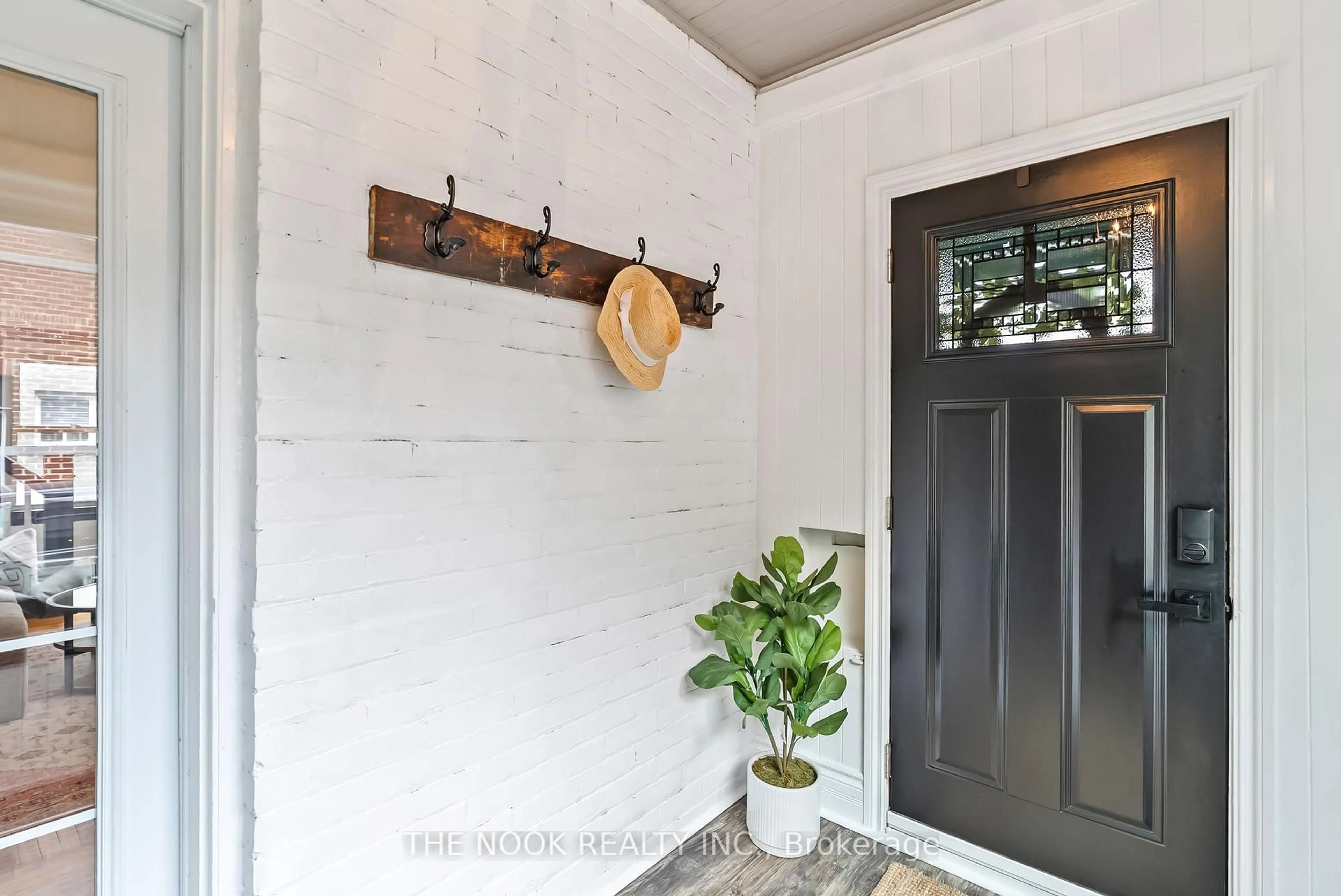 Indoor entryway for 531 Simcoe St, Oshawa Ontario L1G 4V1