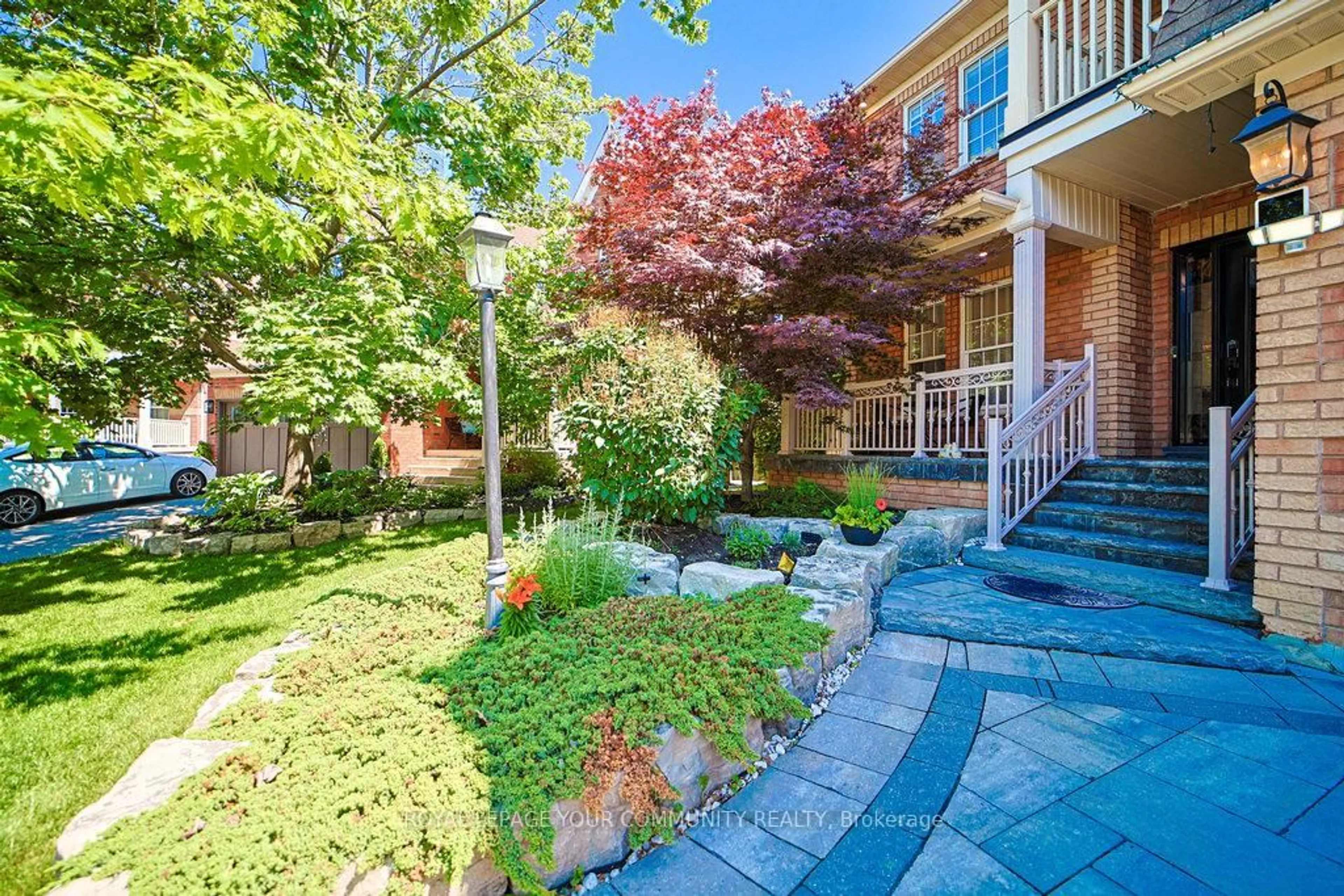 Patio, street for 17 Sturgess Cres, Whitby Ontario L1M 1J9