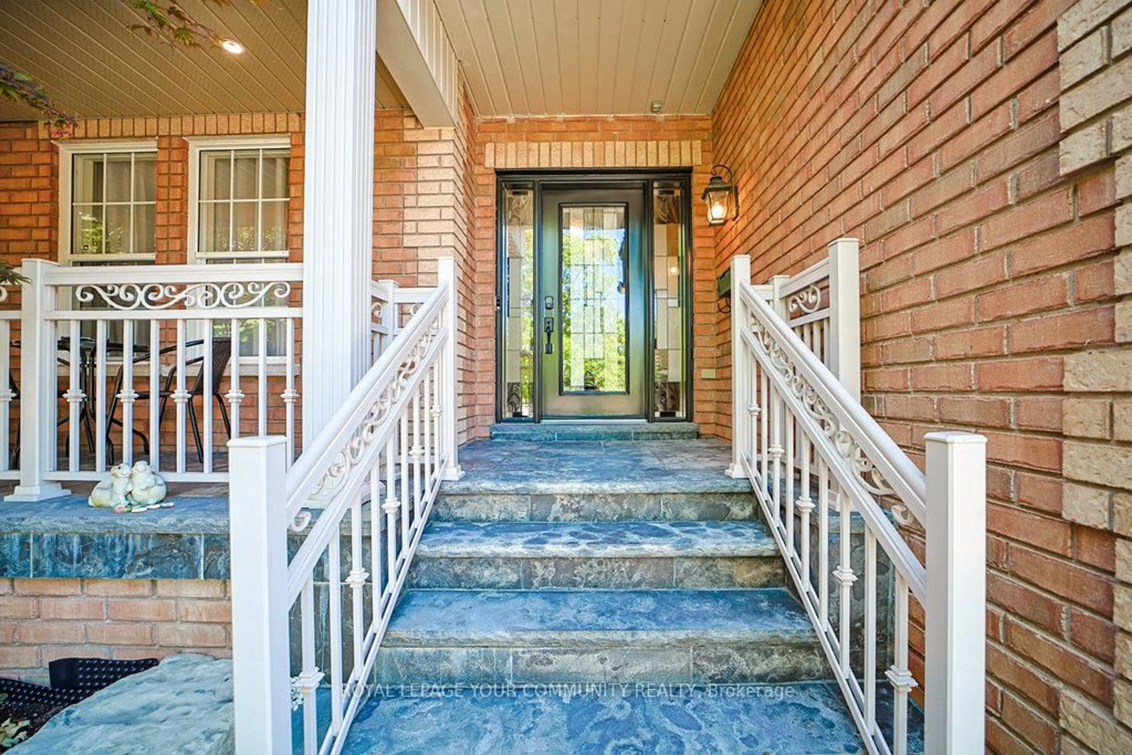 Indoor foyer for 17 Sturgess Cres, Whitby Ontario L1M 1J9