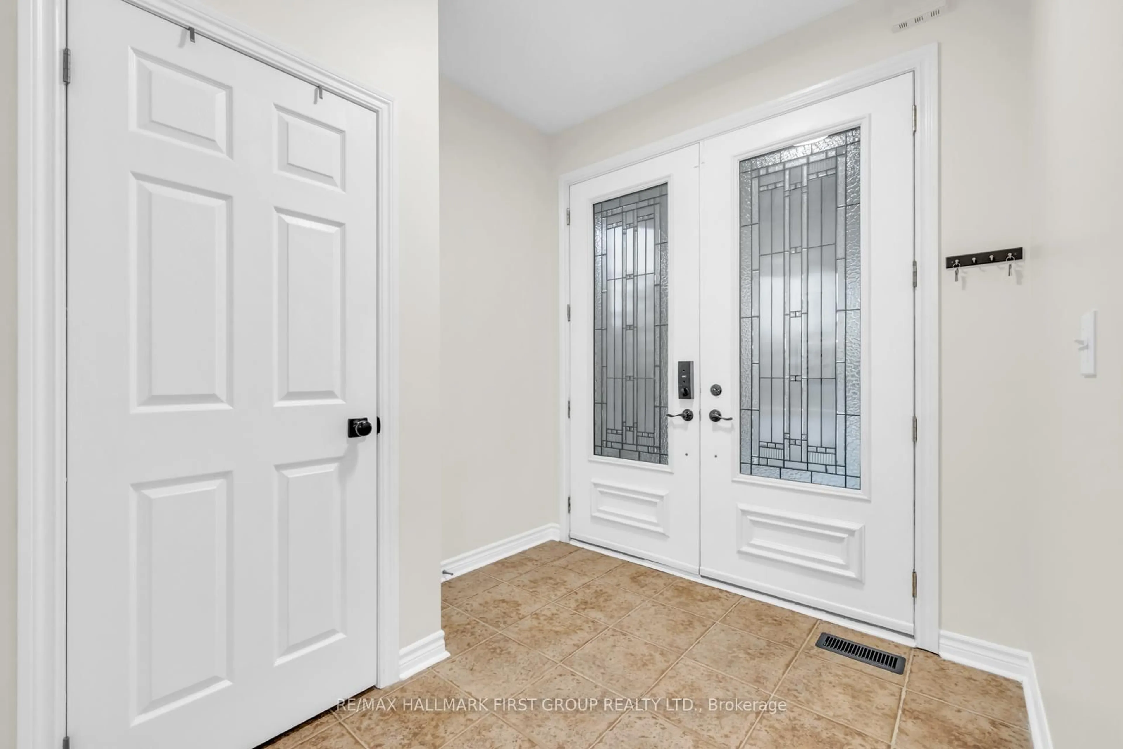 Indoor entryway for 39 Baxter St, Clarington Ontario L1C 5P9