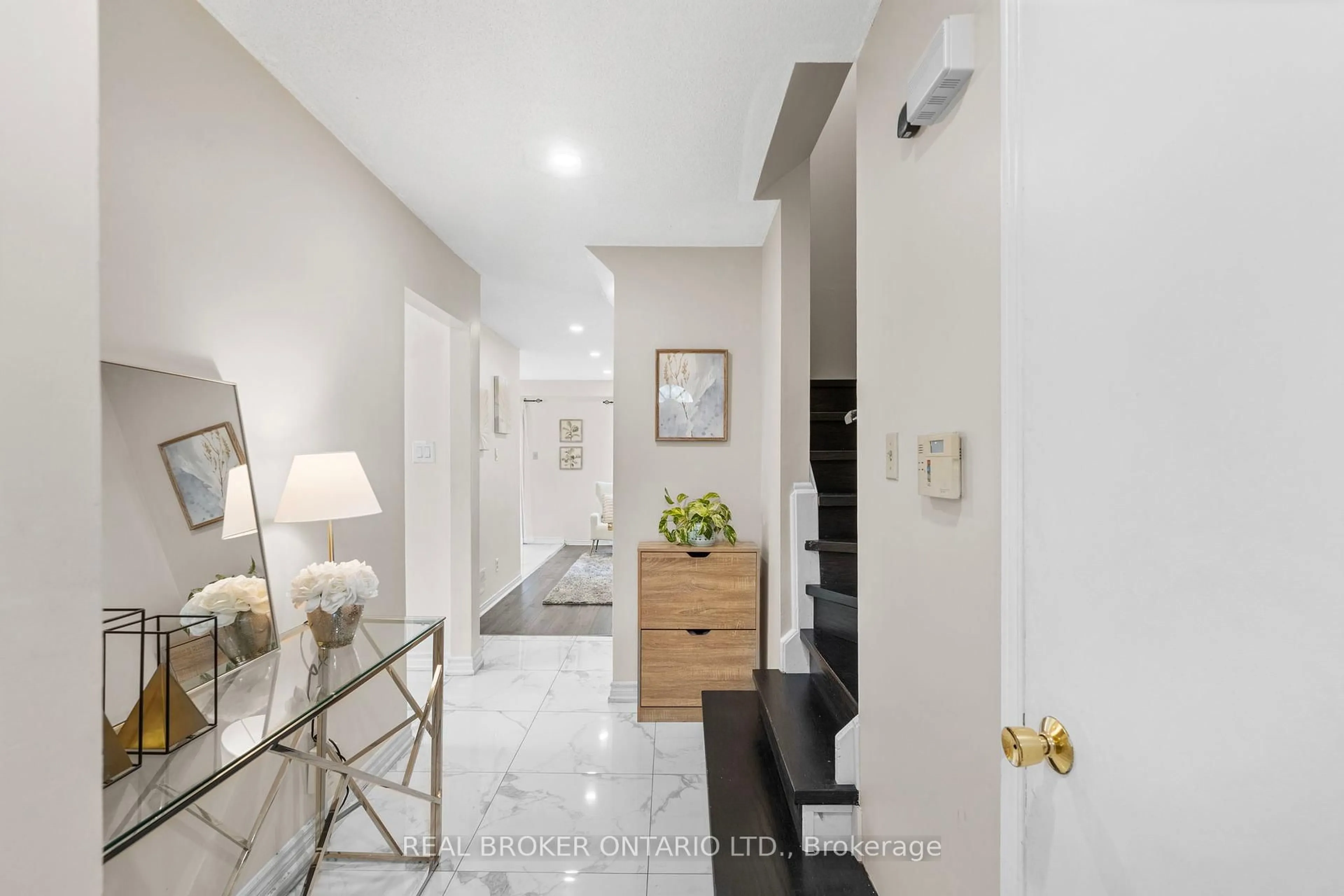 Indoor entryway for 1434 Anton Sq, Pickering Ontario L1V 5S9