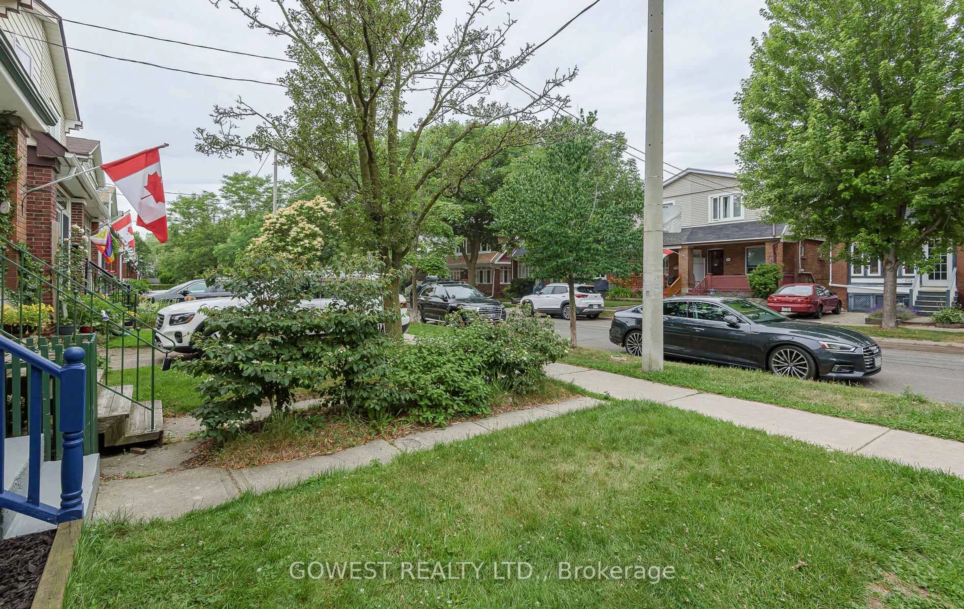 A pic from outside/outdoor area/front of a property/back of a property/a pic from drone, street for 551 Milverton Blvd, Toronto Ontario M4C 1X6