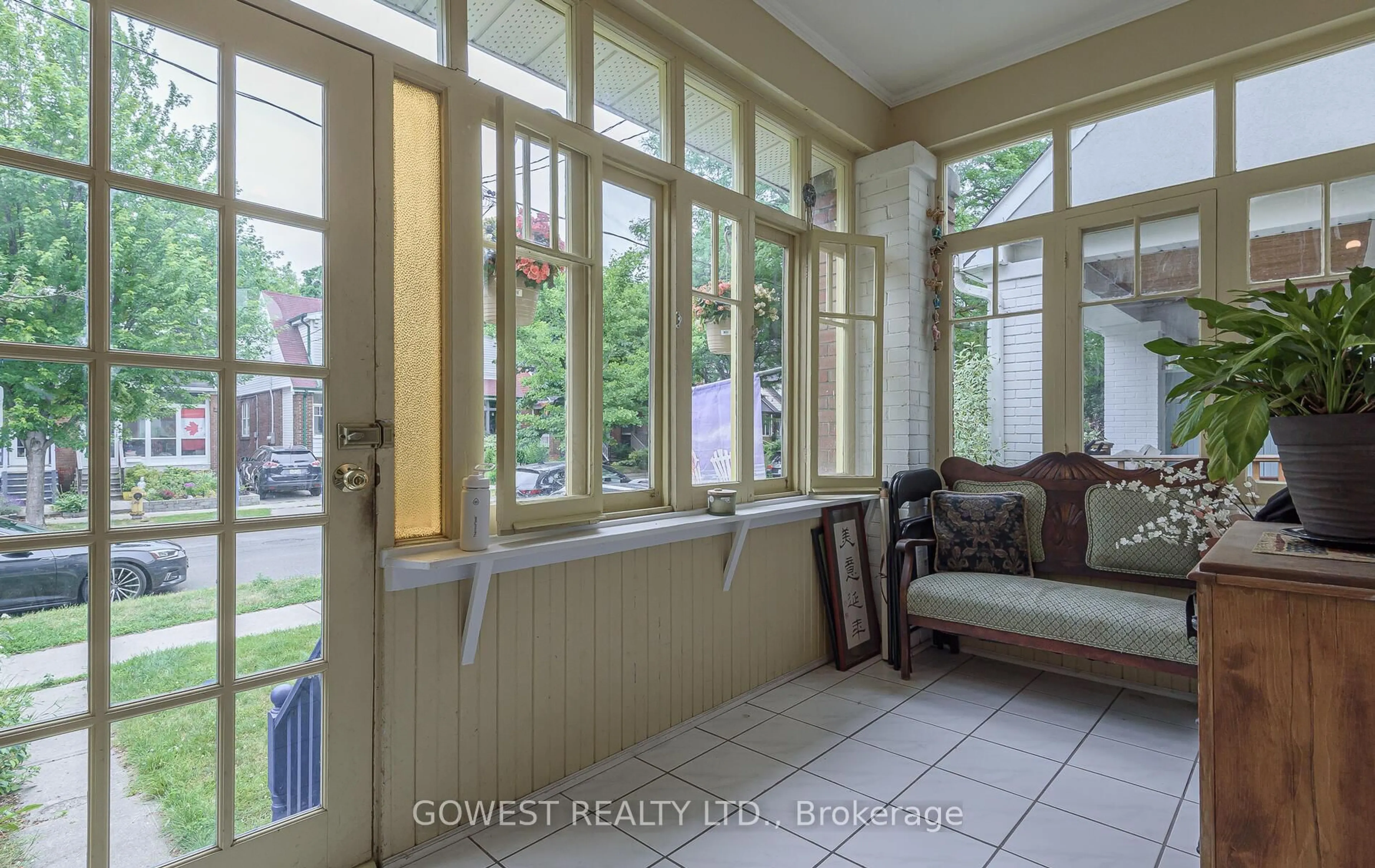 Indoor entryway for 551 Milverton Blvd, Toronto Ontario M4C 1X6