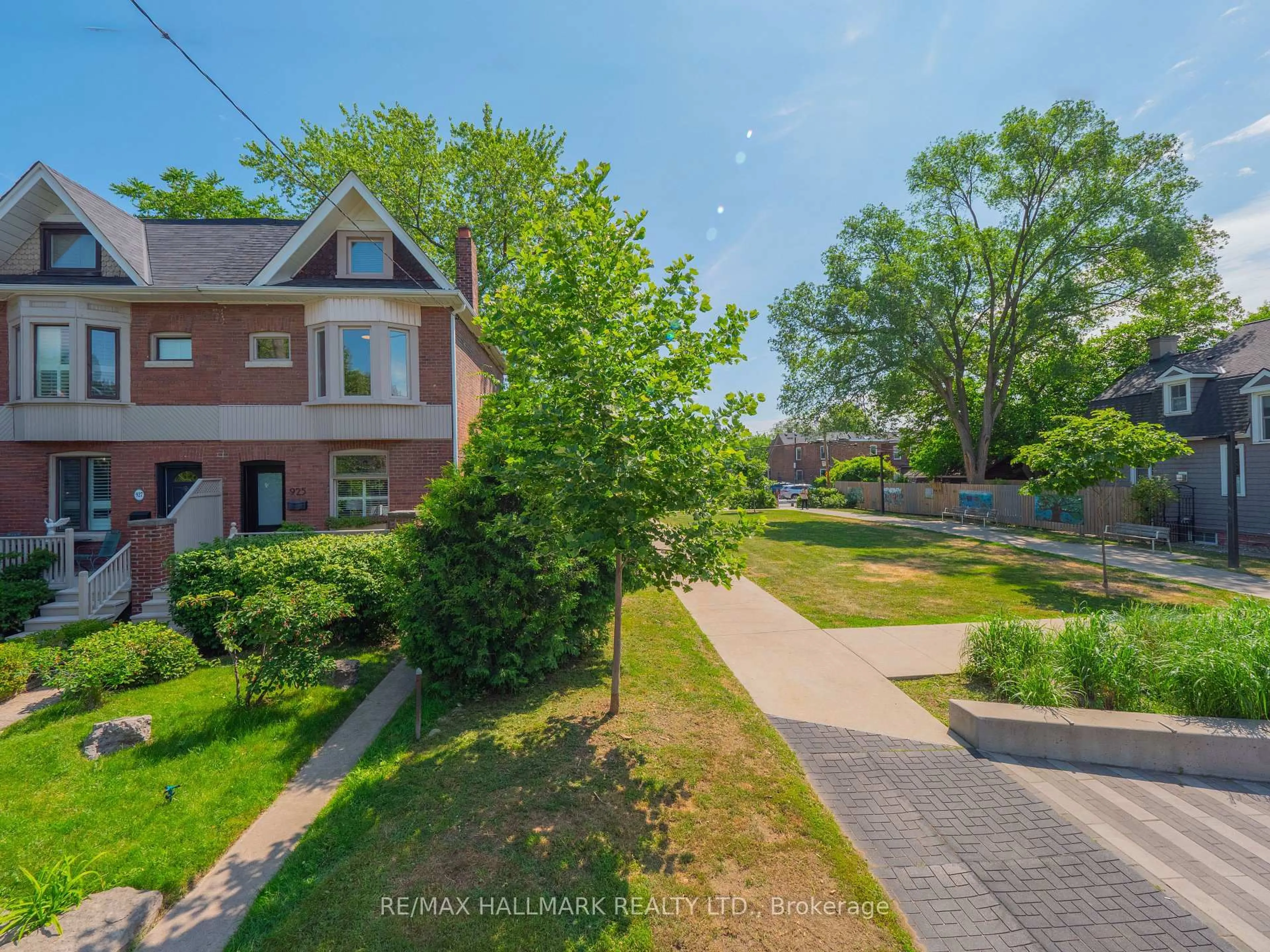 A pic from outside/outdoor area/front of a property/back of a property/a pic from drone, street for 925 Logan Ave, Toronto Ontario M4K 3E3