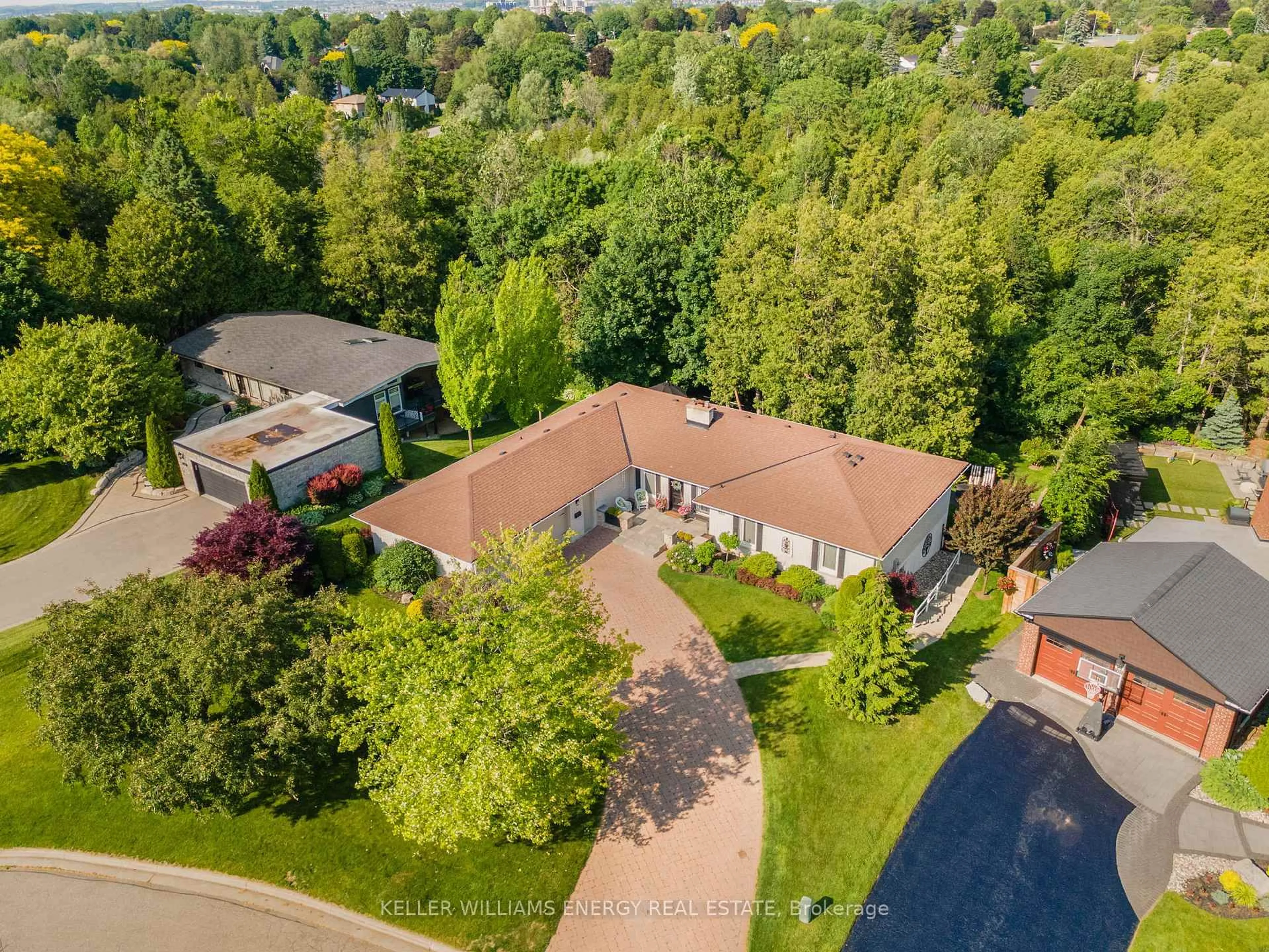 A pic from outside/outdoor area/front of a property/back of a property/a pic from drone, street for 833 Glenmanor Dr, Oshawa Ontario L1J 5A6