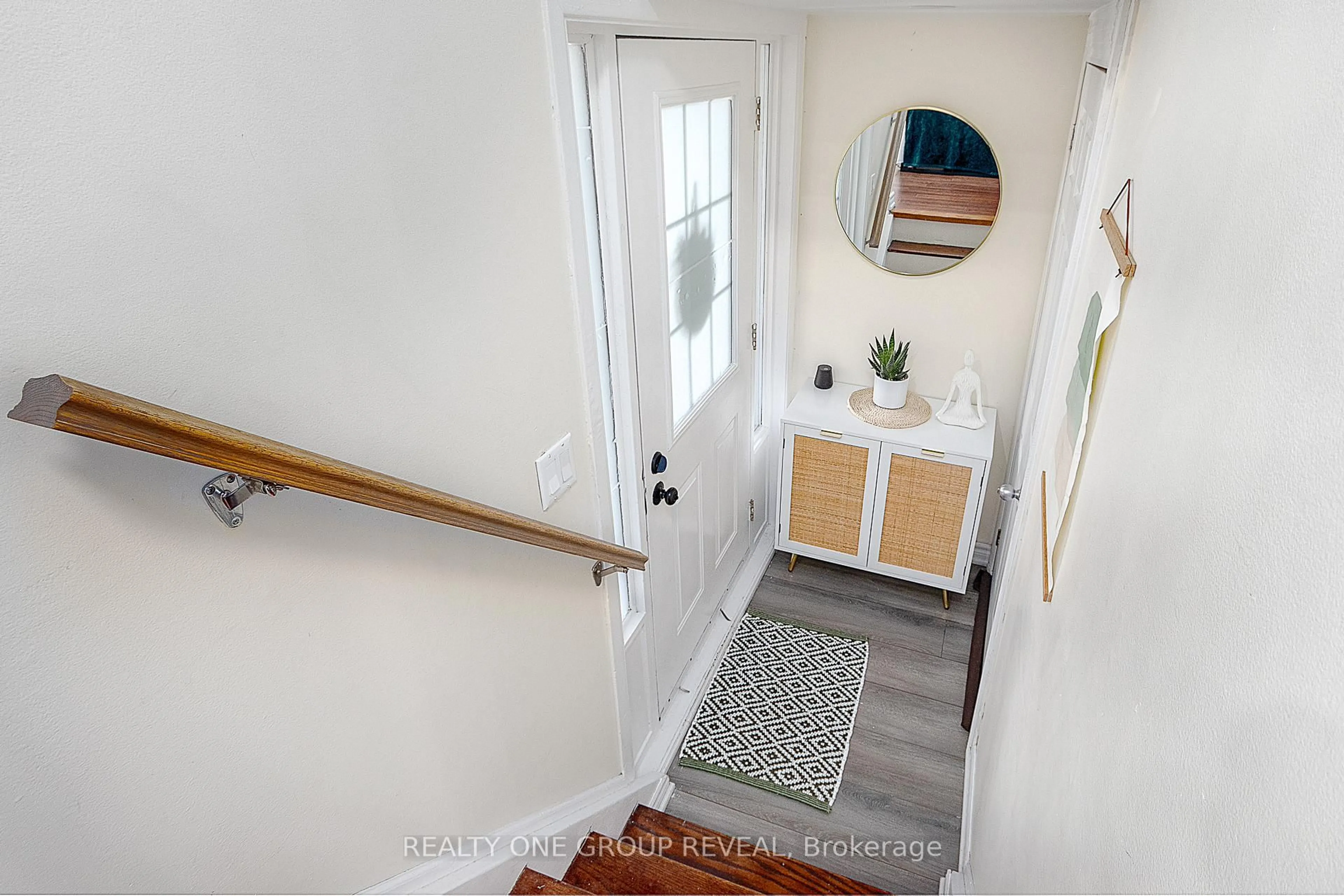 Indoor entryway for 839 Modlin Rd, Pickering Ontario L1W 1V6