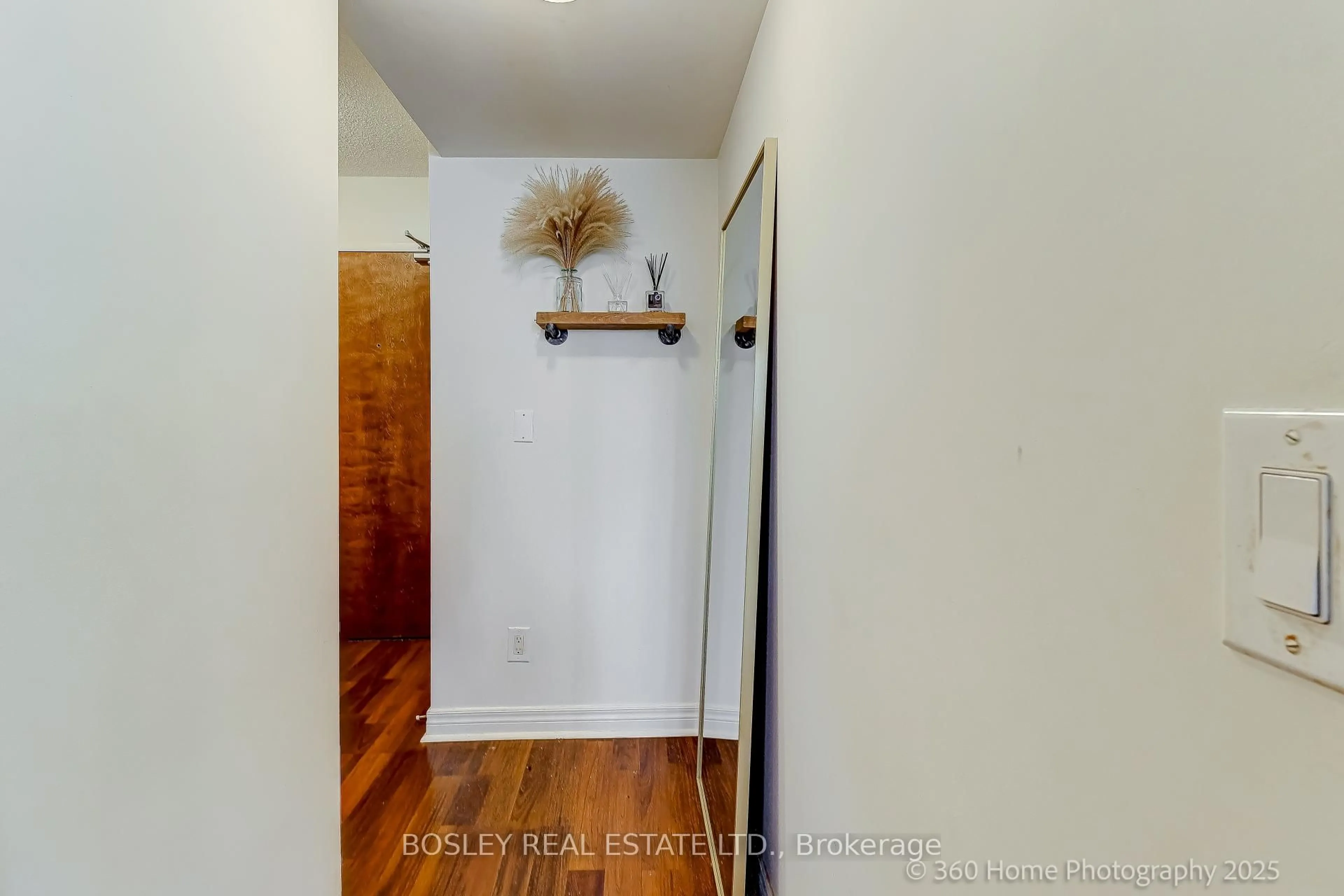 Indoor entryway for 60 Fairfax Cres #526, Toronto Ontario M1L 0E1