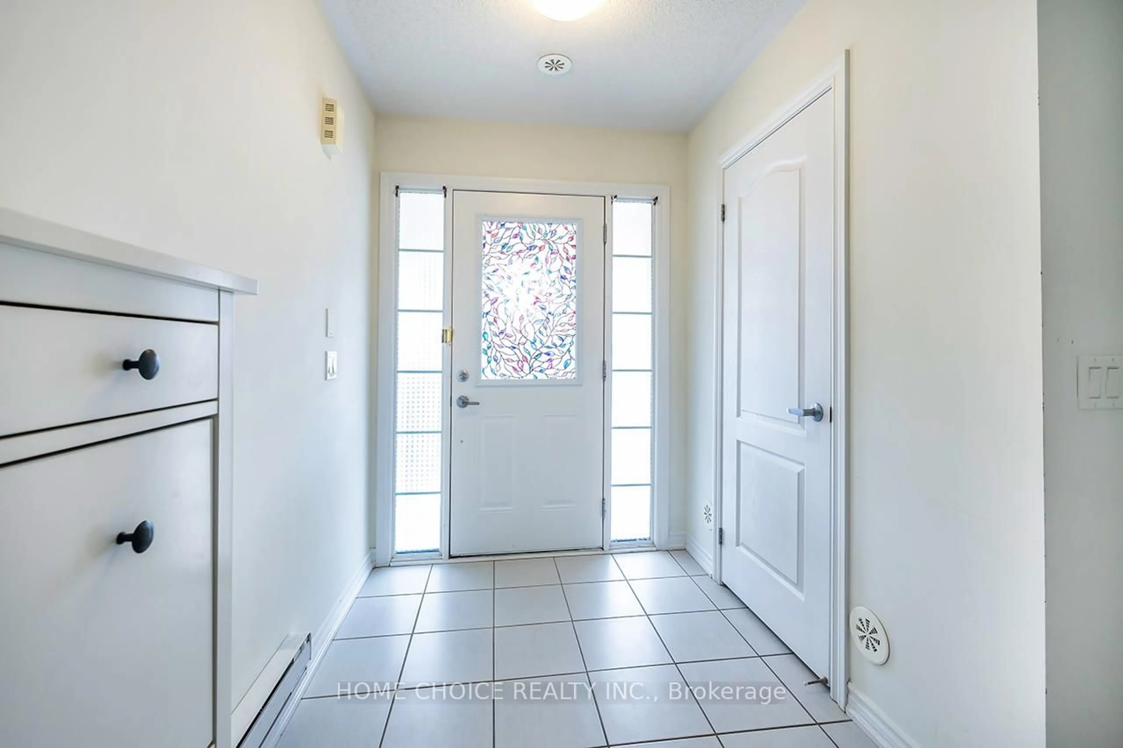 Indoor entryway for 9 Nearco Cres, Oshawa Ontario L1L 0J4