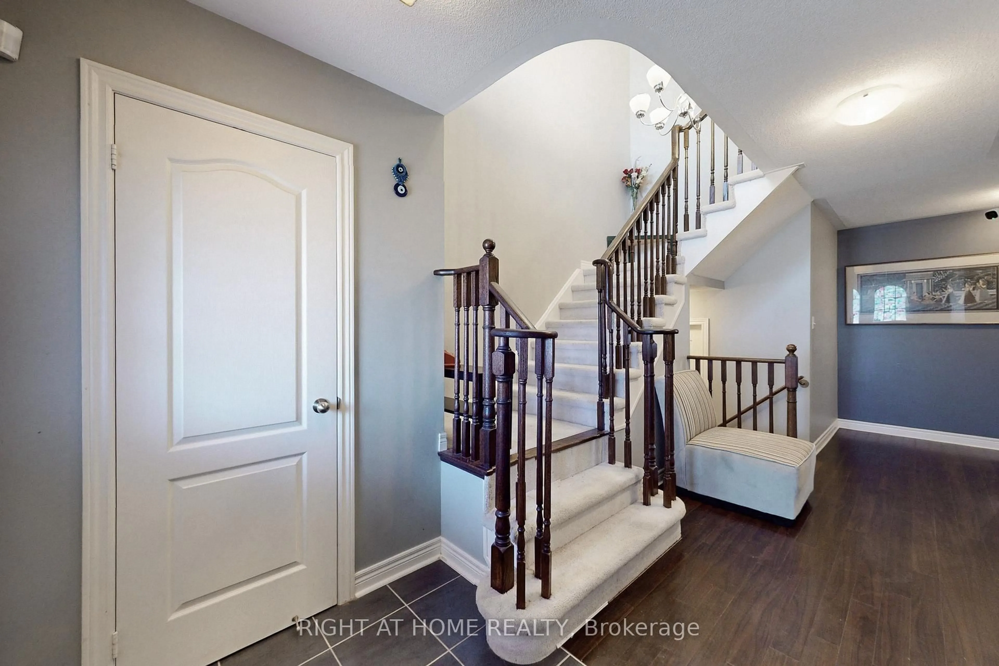 Indoor entryway for 1373 Woodstream Ave, Oshawa Ontario L1K 0N6