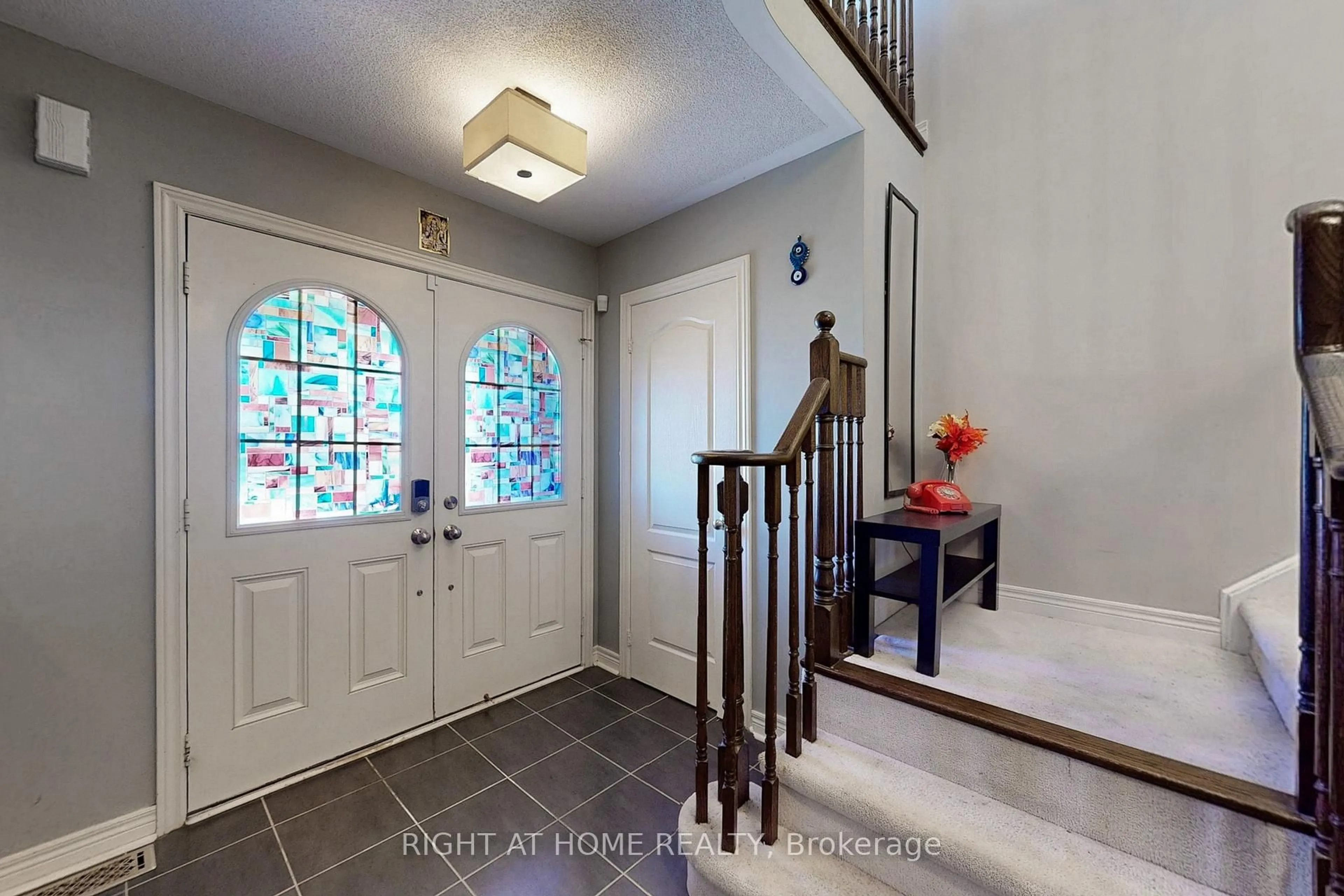 Indoor entryway for 1373 Woodstream Ave, Oshawa Ontario L1K 0N6